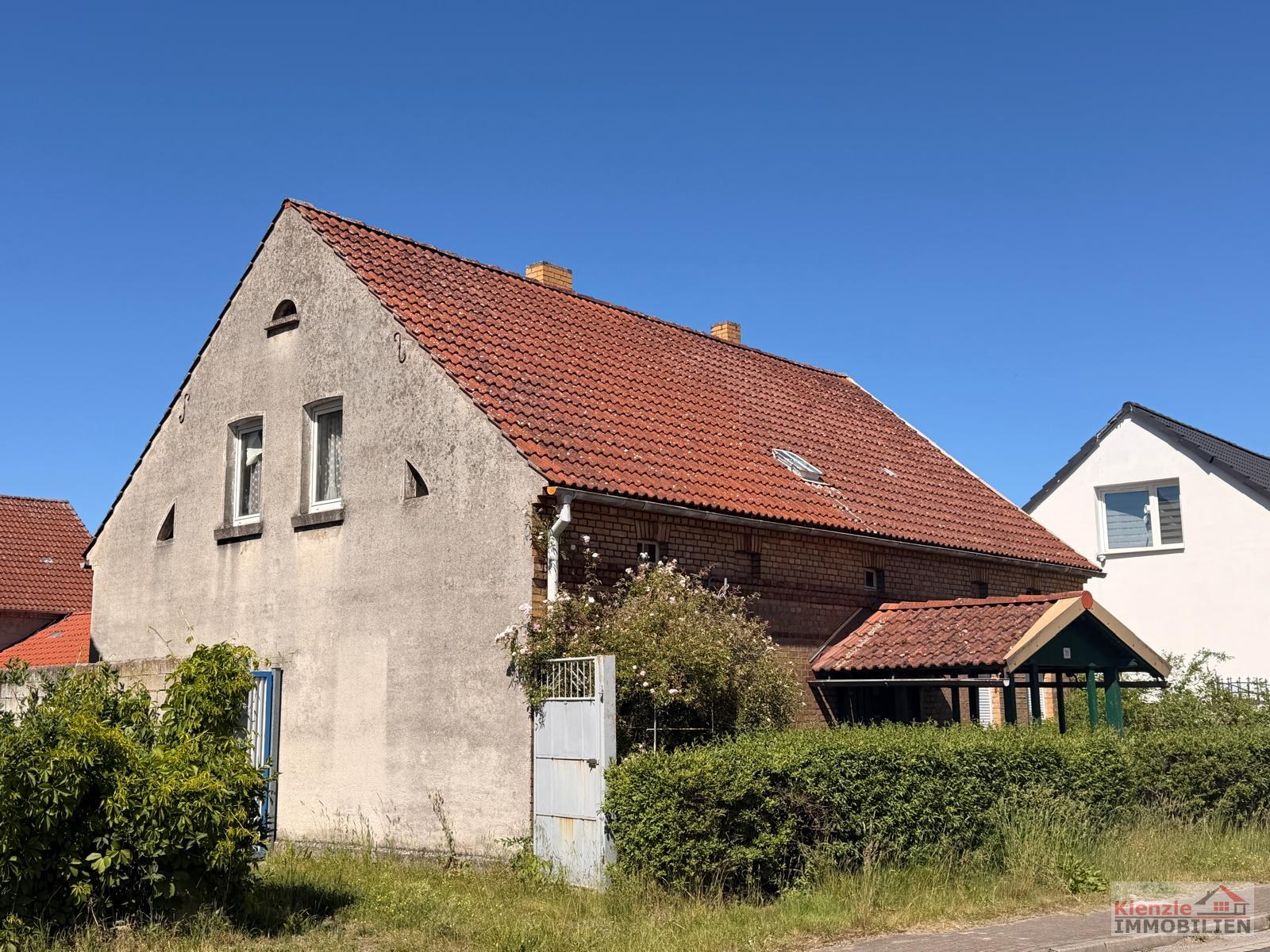 Hofanlage mit Haupthaus, Scheune und Nebengebäude in Oppelhain