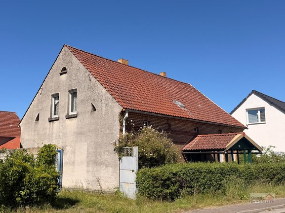 Hofanlage mit Haupthaus, Scheune und Nebengebäude in Oppelhain