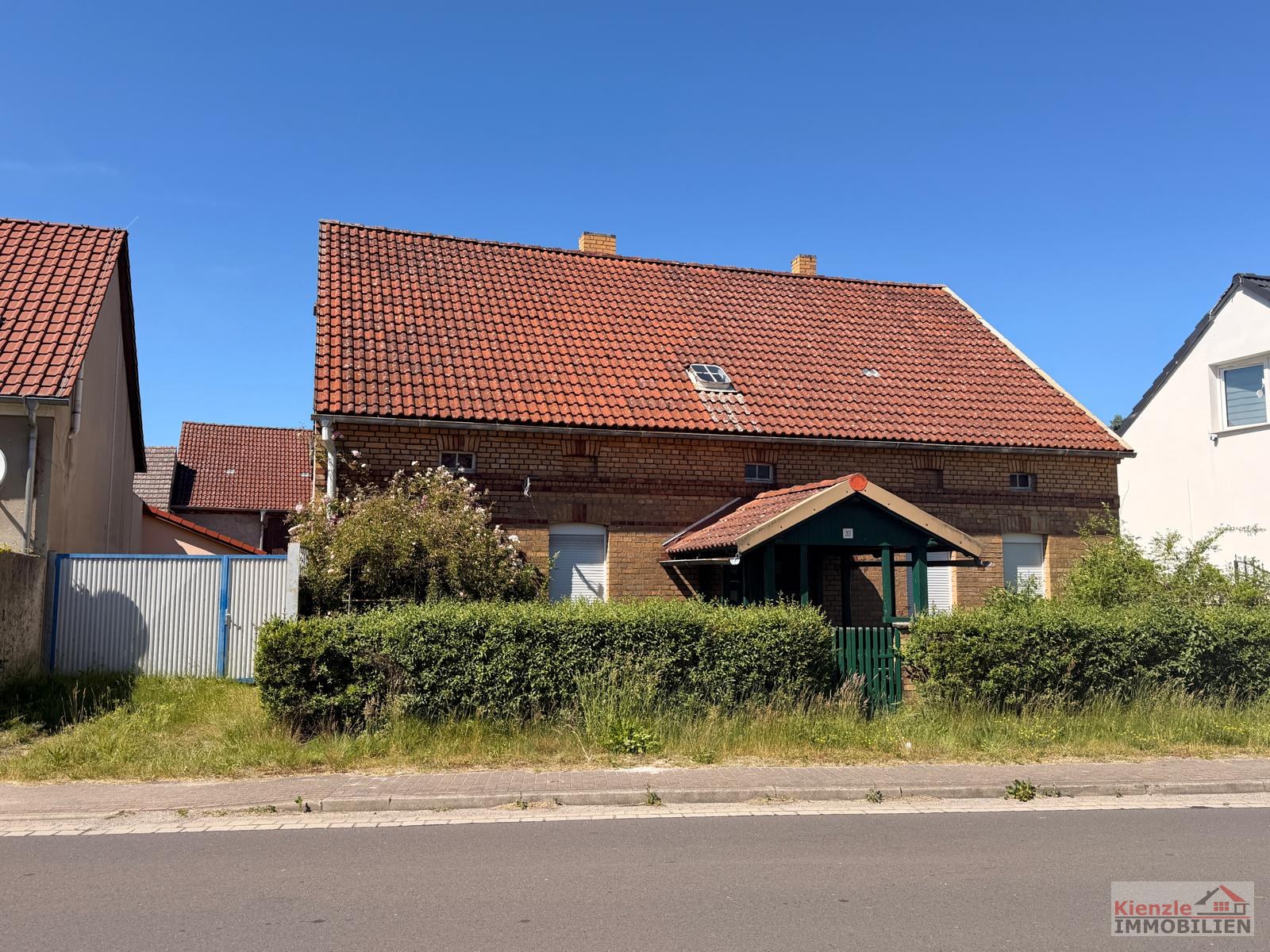 Hofanlage mit Haupthaus, Scheune und Nebengebäude in Oppelhain