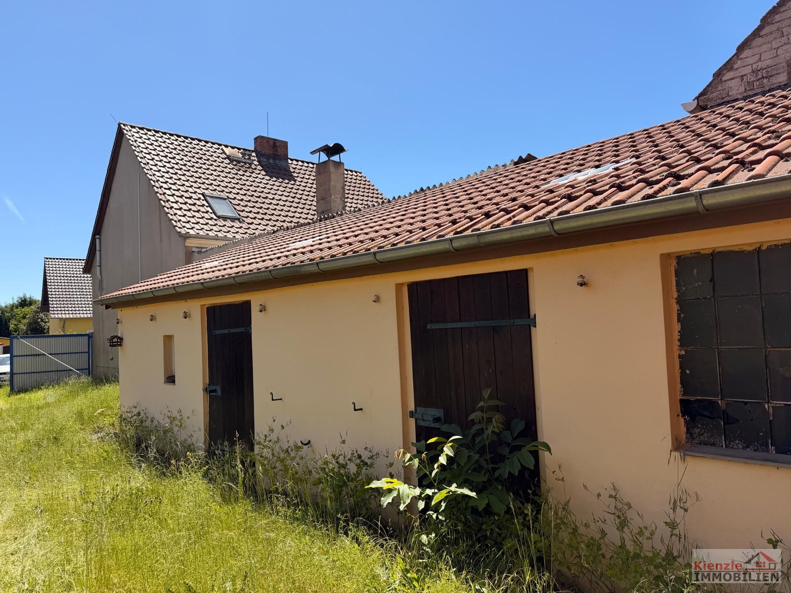 Hofanlage mit Haupthaus, Scheune und Nebengebäude in Oppelhain
