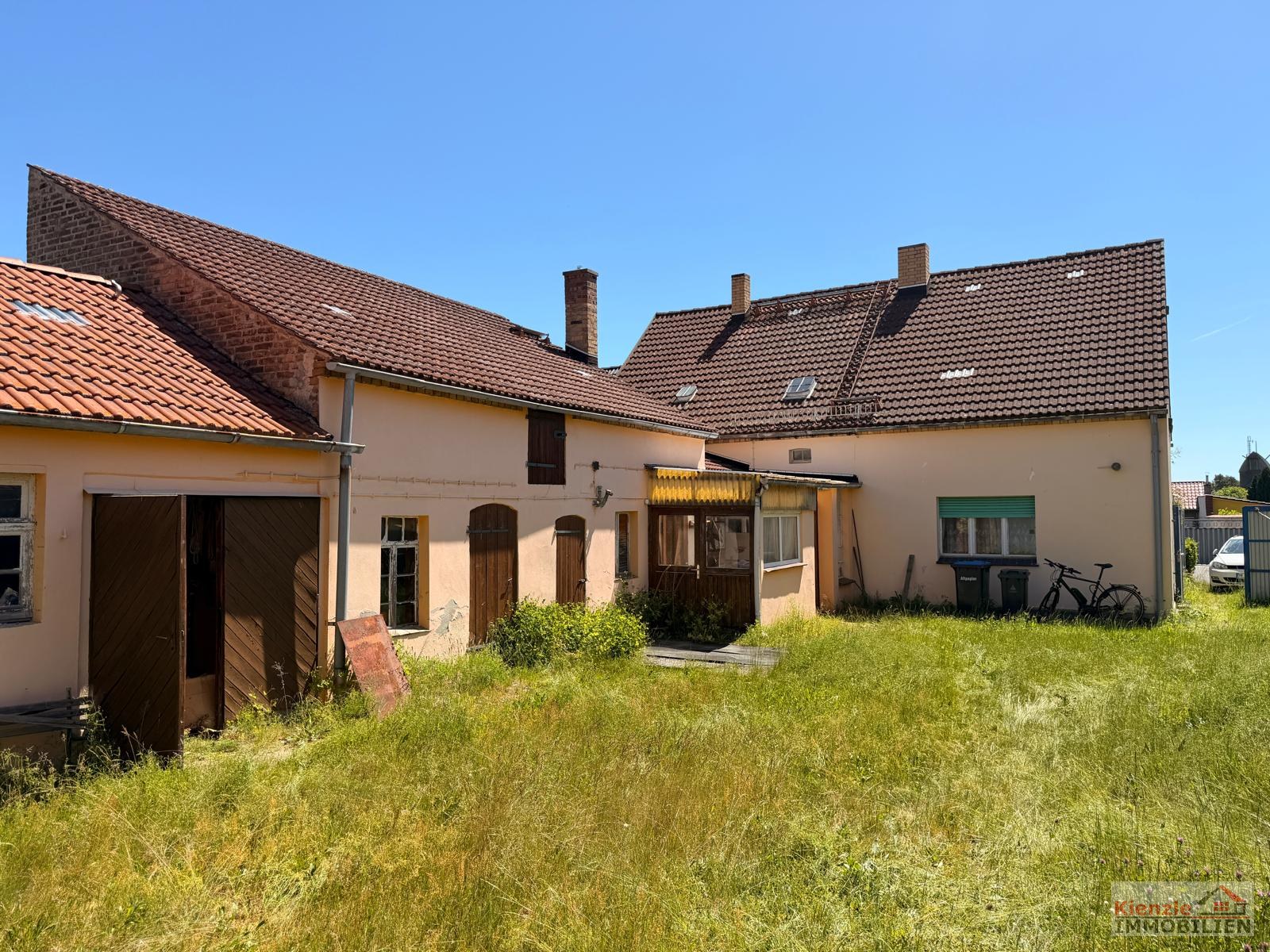 Hofanlage mit Haupthaus, Scheune und Nebengebäude in Oppelhain