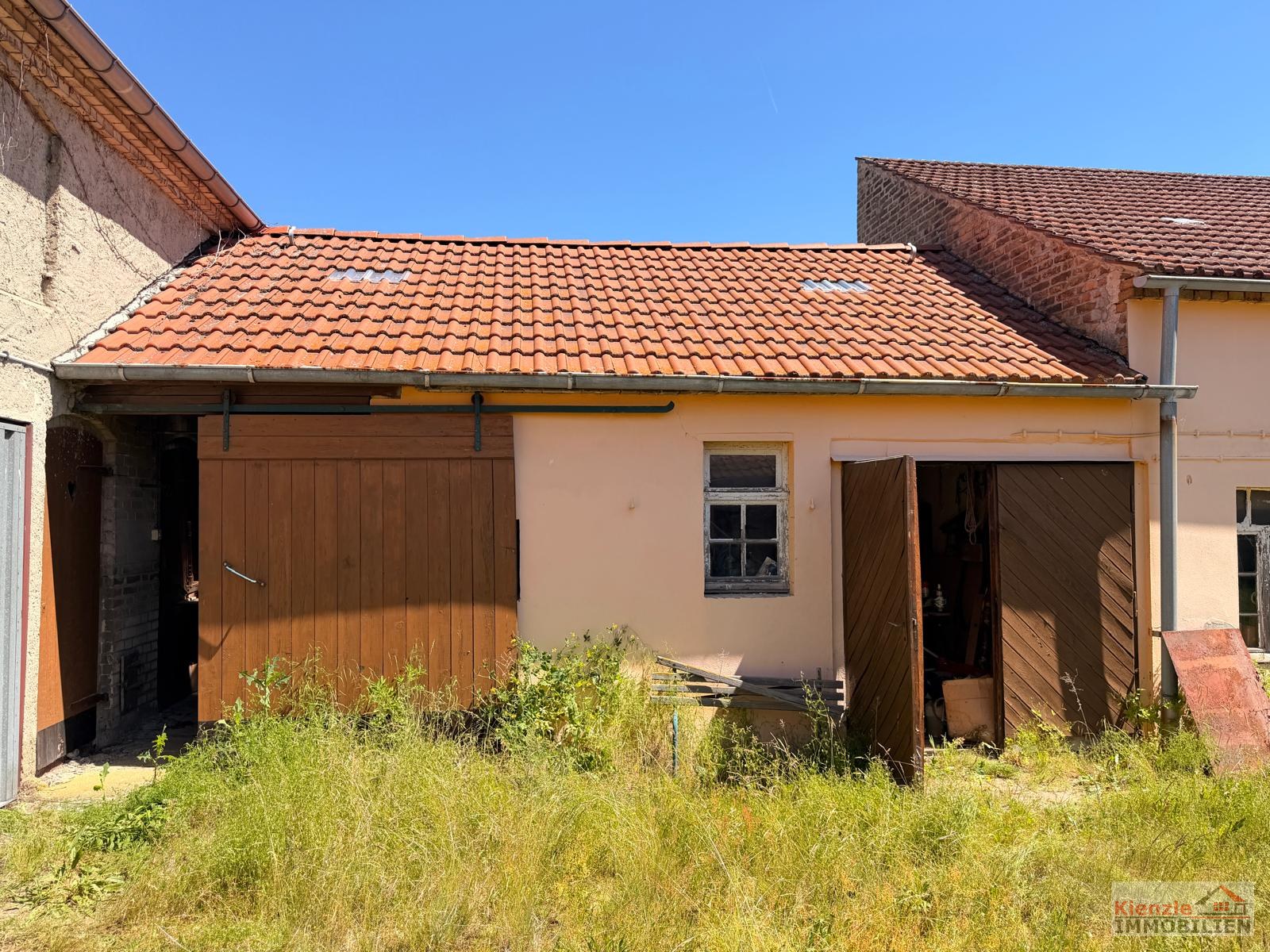 Hofanlage mit Haupthaus, Scheune und Nebengebäude in Oppelhain