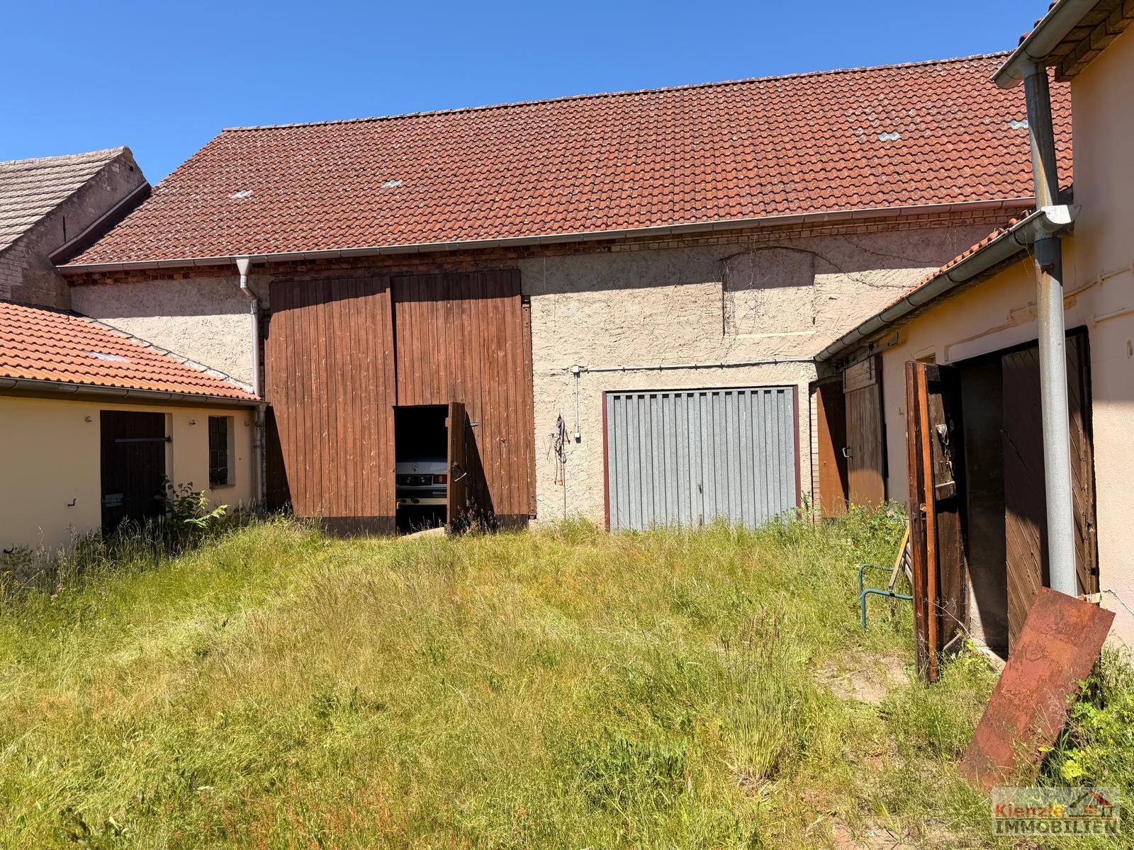 Hofanlage mit Haupthaus, Scheune und Nebengebäude in Oppelhain