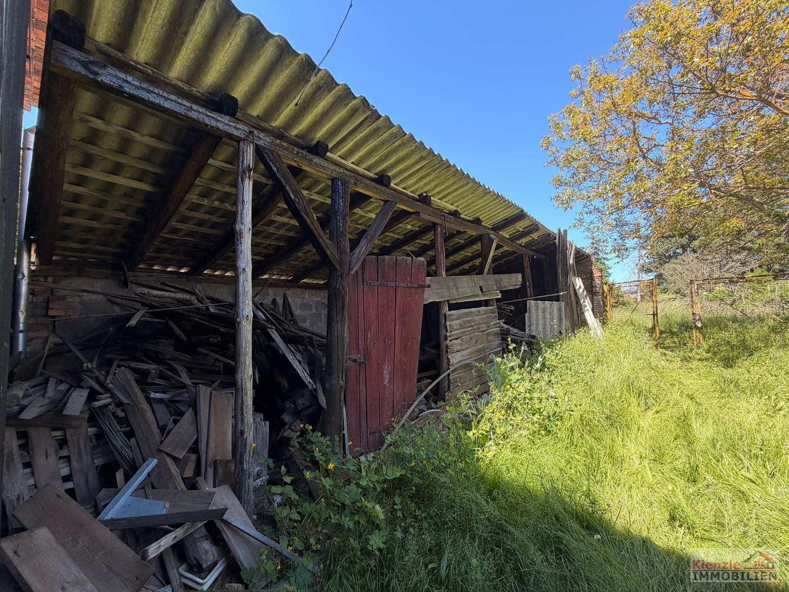 Hofanlage mit Haupthaus, Scheune und Nebengebäude in Oppelhain
