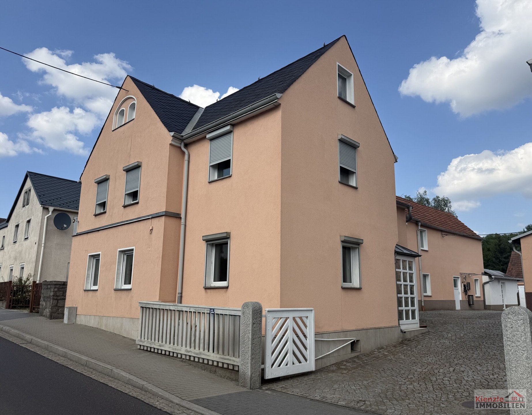 Multifunktionales Gebäude mit reichlich Nebengelass, Sauna, Partyraum und Garten