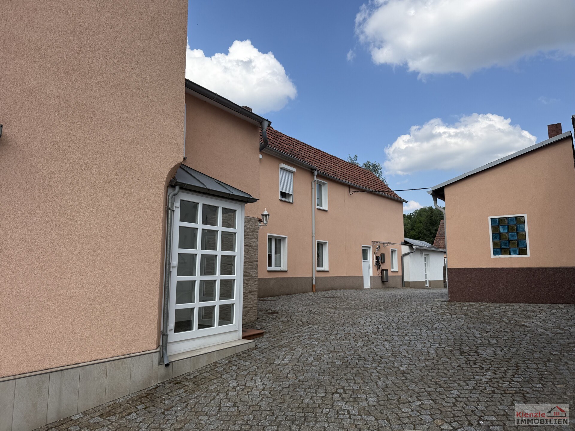 Multifunktionales Gebäude mit reichlich Nebengelass, Sauna, Partyraum und Garten