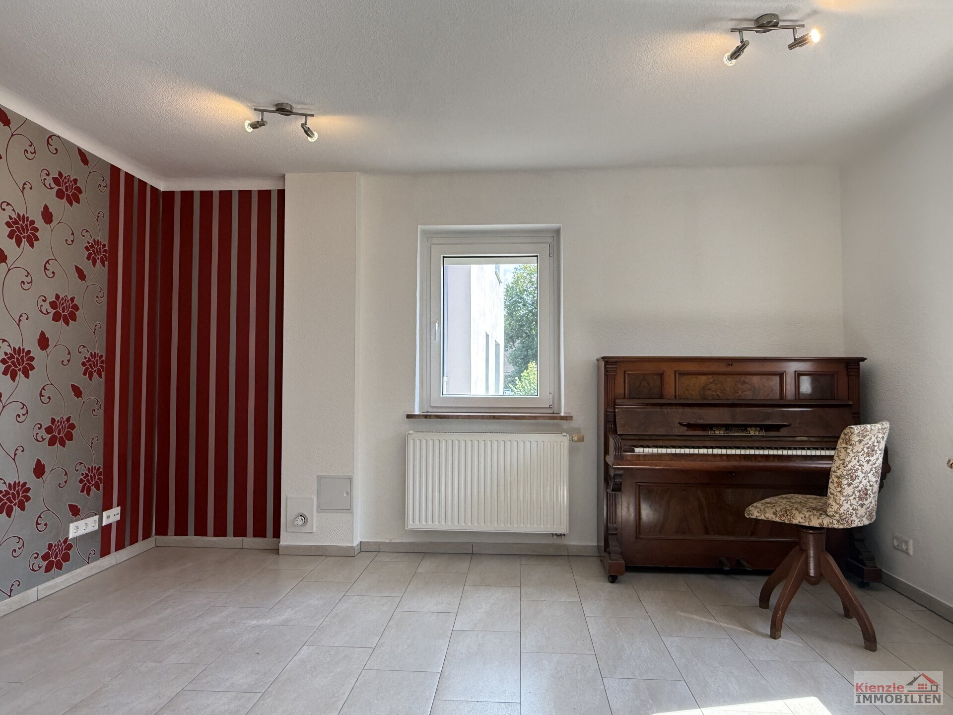 Multifunktionales Gebäude mit reichlich Nebengelass, Sauna, Partyraum und Garten