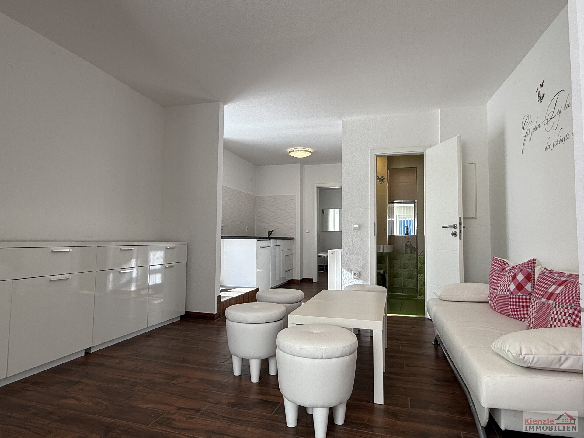 Multifunktionales Gebäude mit reichlich Nebengelass, Sauna, Partyraum und Garten