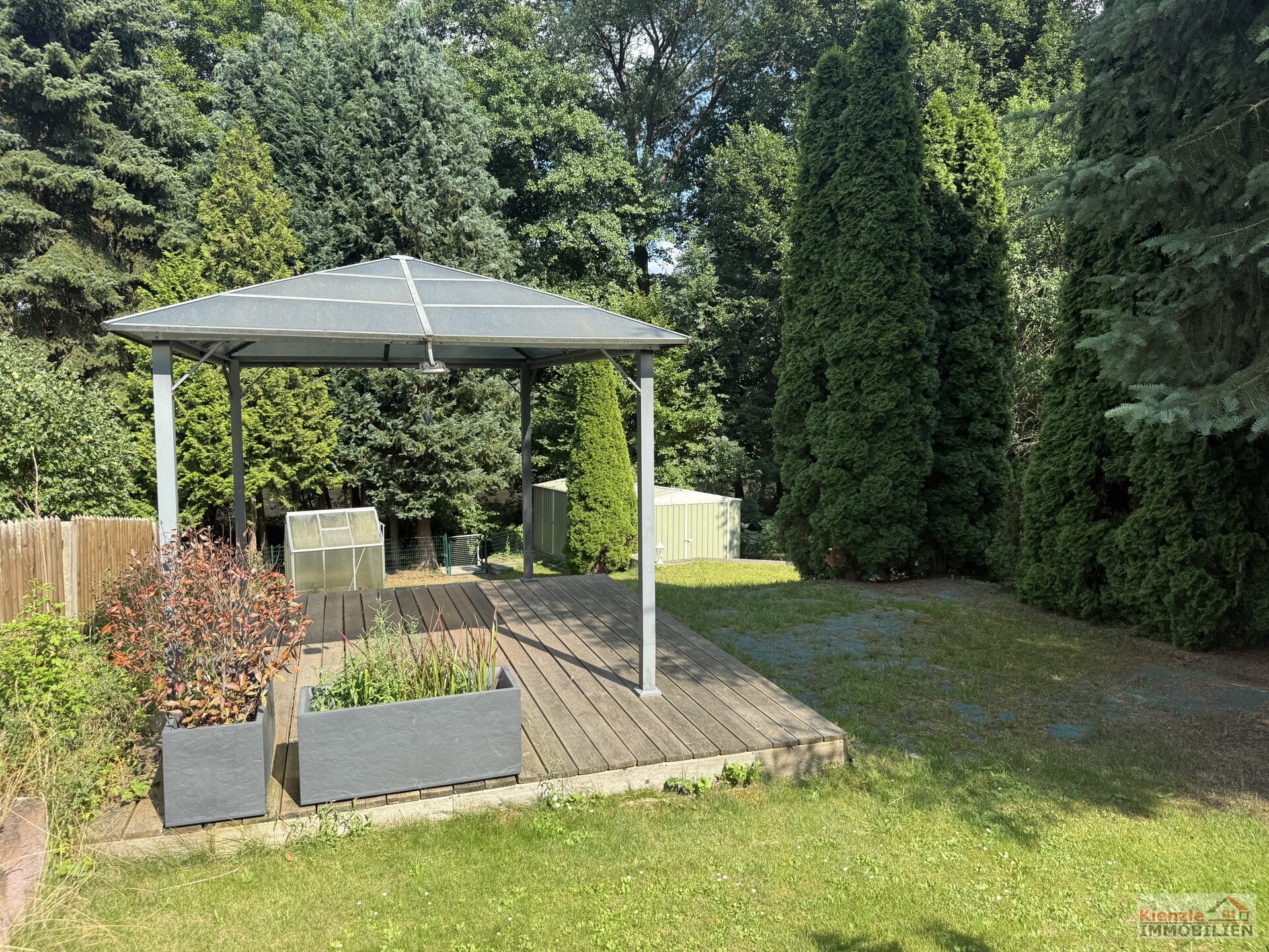 Multifunktionales Gebäude mit reichlich Nebengelass, Sauna, Partyraum und Garten