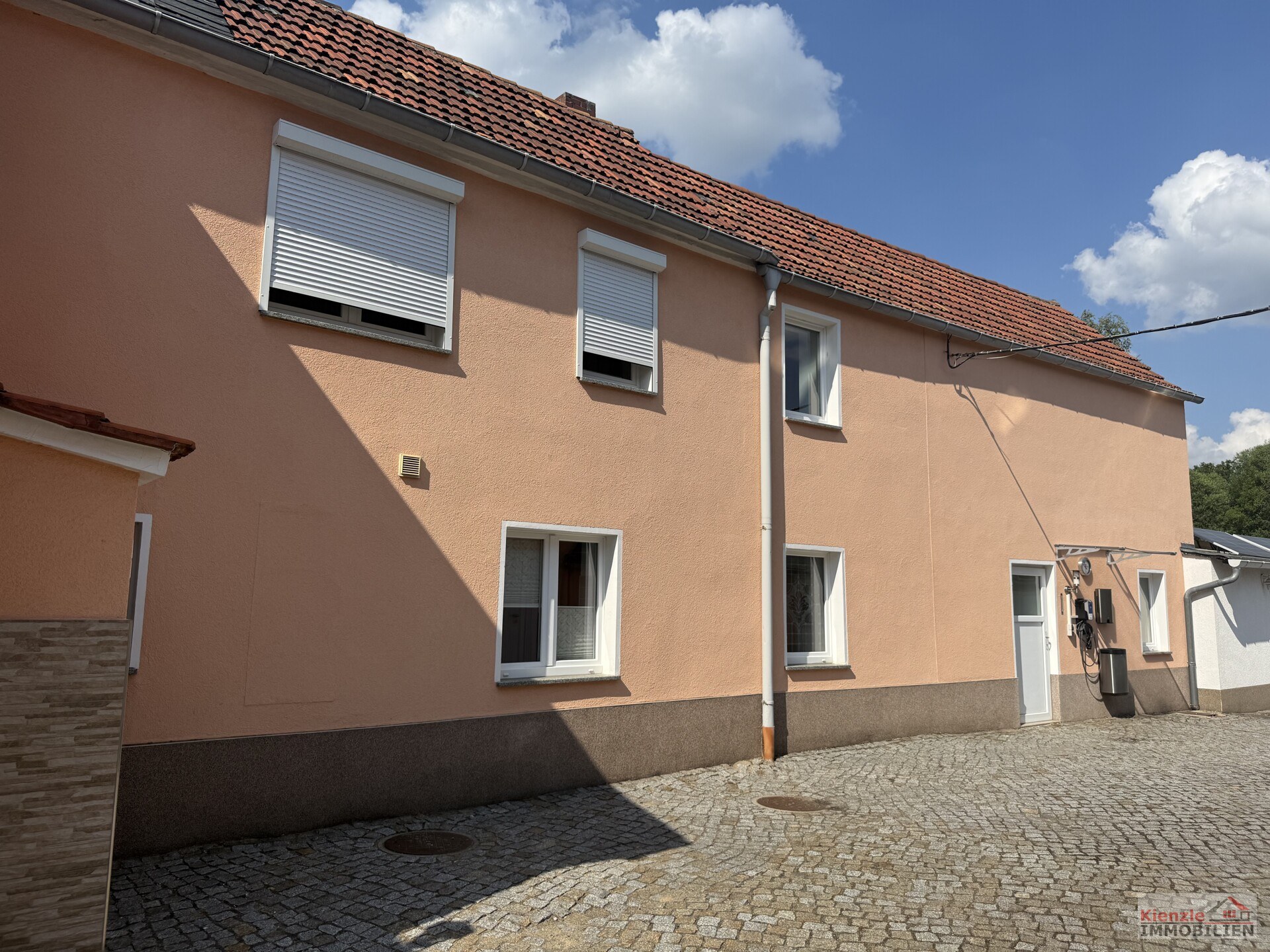 Multifunktionales Gebäude mit reichlich Nebengelass, Sauna, Partyraum und Garten