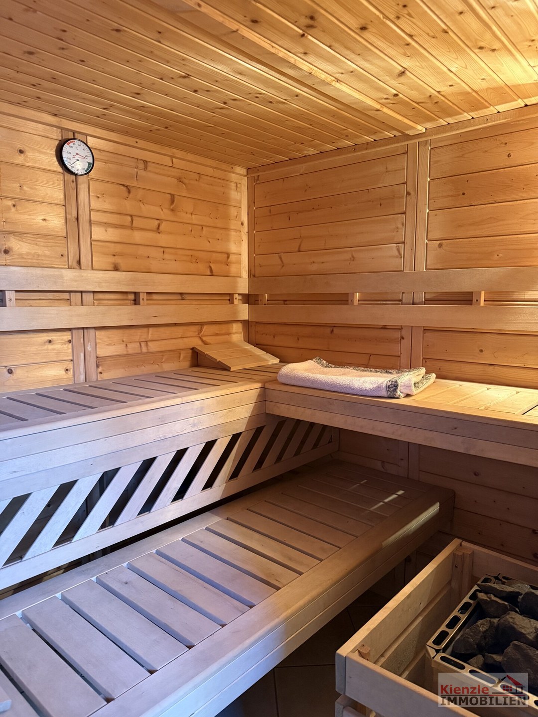 Multifunktionales Gebäude mit reichlich Nebengelass, Sauna, Partyraum und Garten