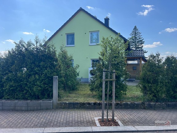 Freistehendes Einfamilienhaus mit Pool in guter Wohnlage von Rabenau