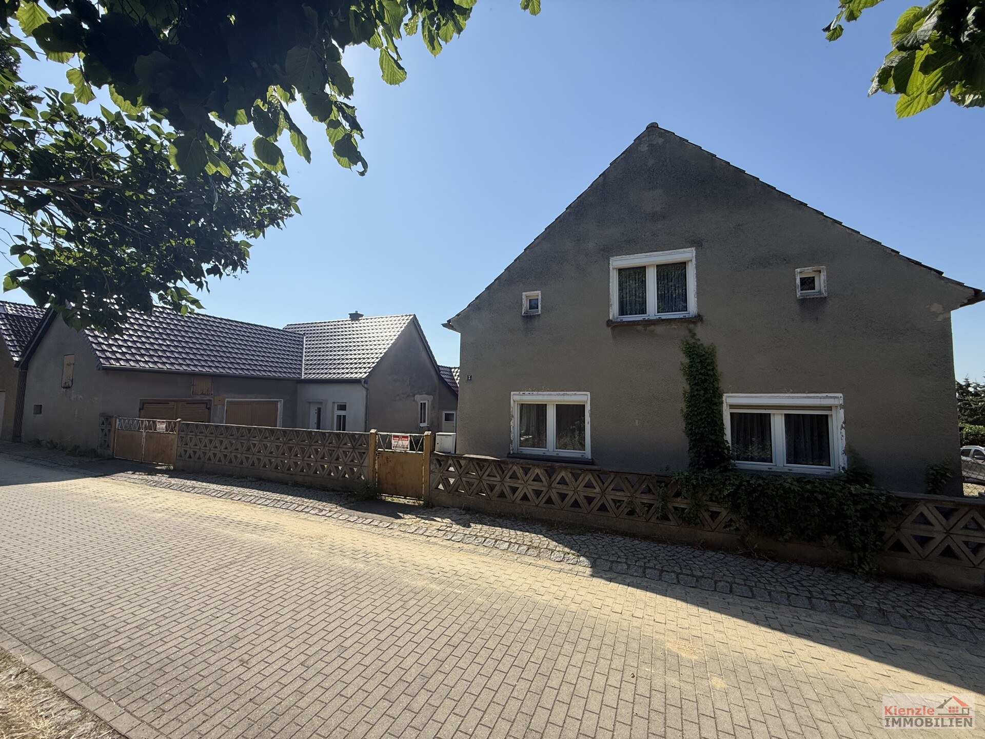 Großzügiges Grundstück mit Einfamilienhaus, ausgebautem Nebengebäude und Garage