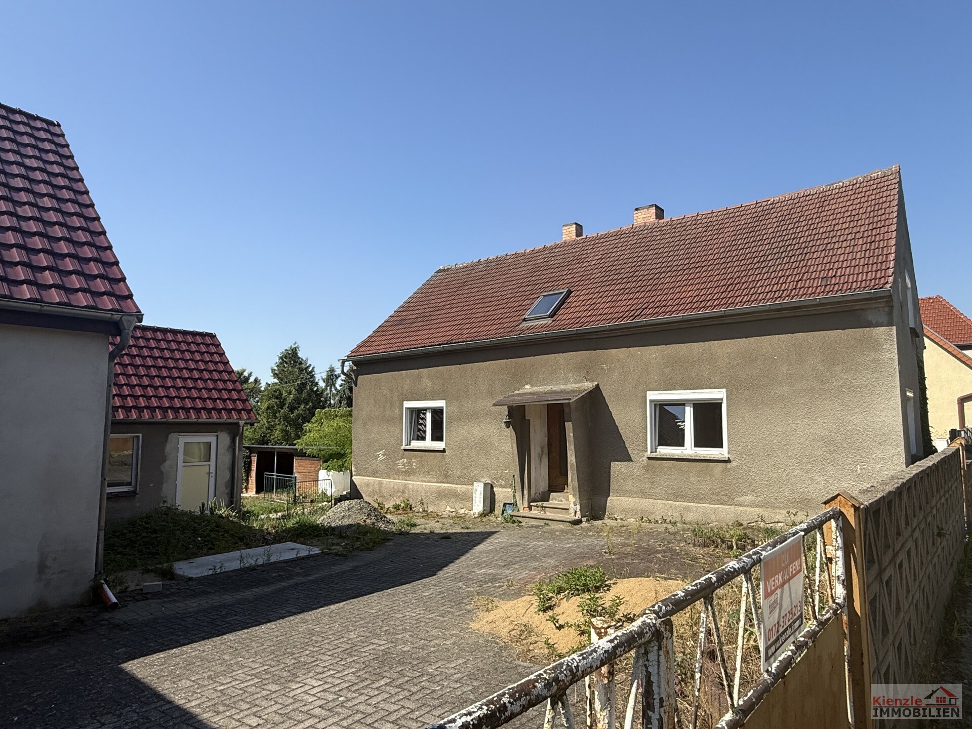 Großzügiges Grundstück mit Einfamilienhaus, ausgebautem Nebengebäude und Garage