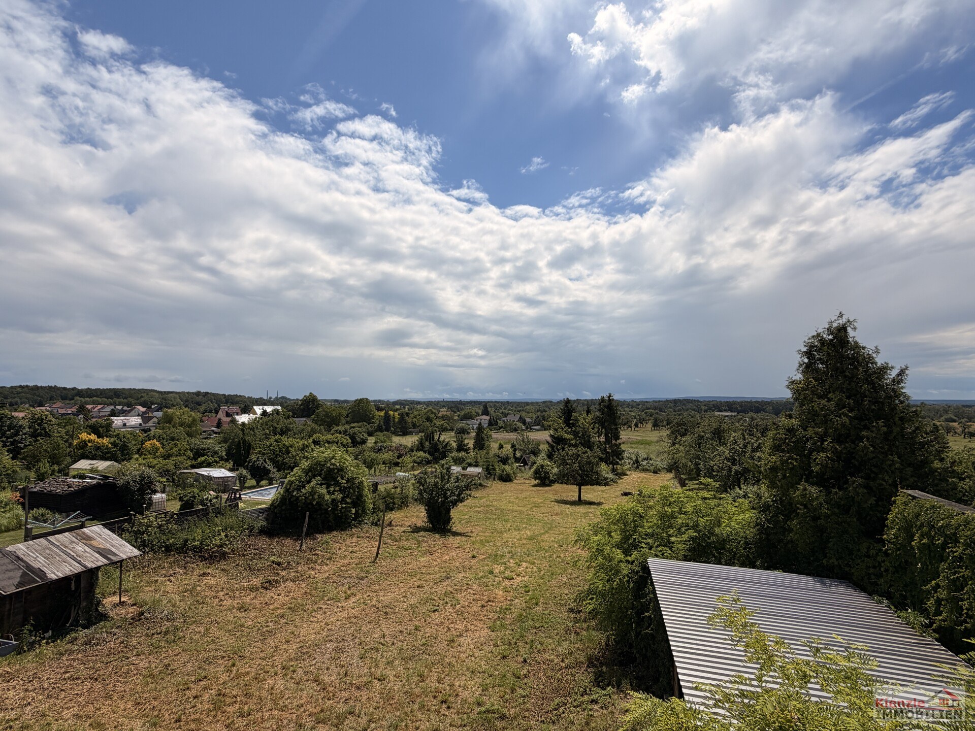 Großzügiges Grundstück mit Einfamilienhaus, ausgebautem Nebengebäude und Garage