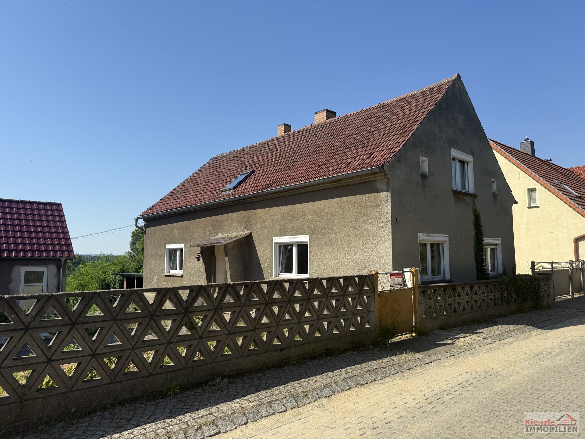 Großzügiges Grundstück mit Einfamilienhaus, ausgebautem Nebengebäude und Garage