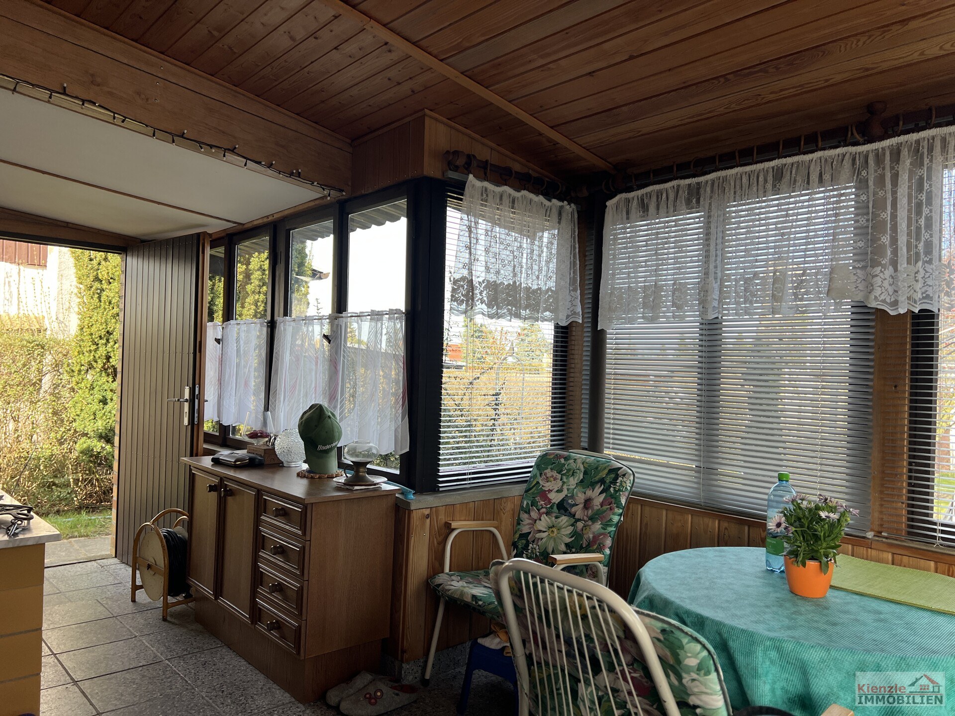 Schönes Wochenendhaus mit großer überdachter Terrasse