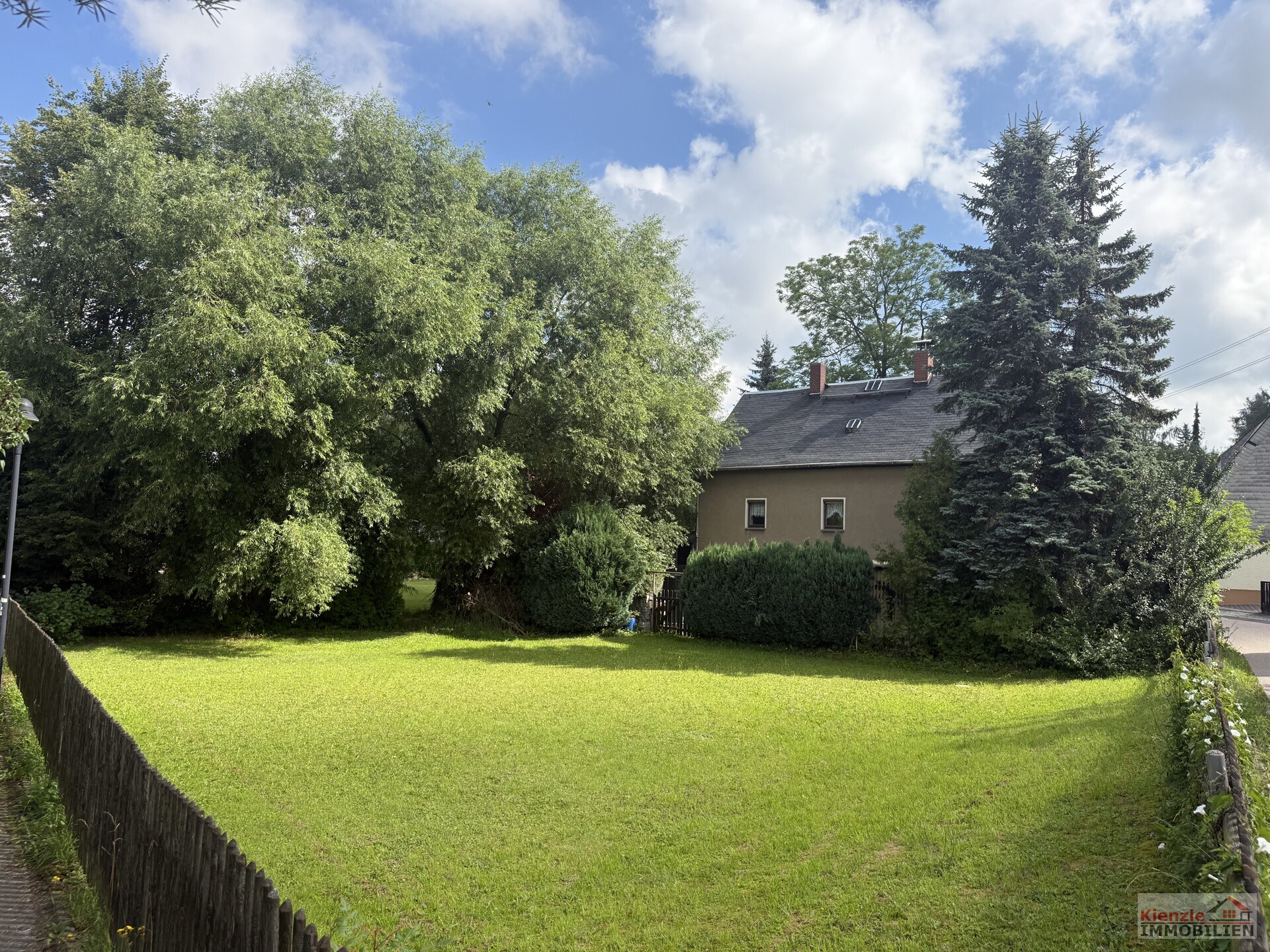 Kleines Einfamilienhaus mit Nebengebäude – Ideal für handwerklich Begabte