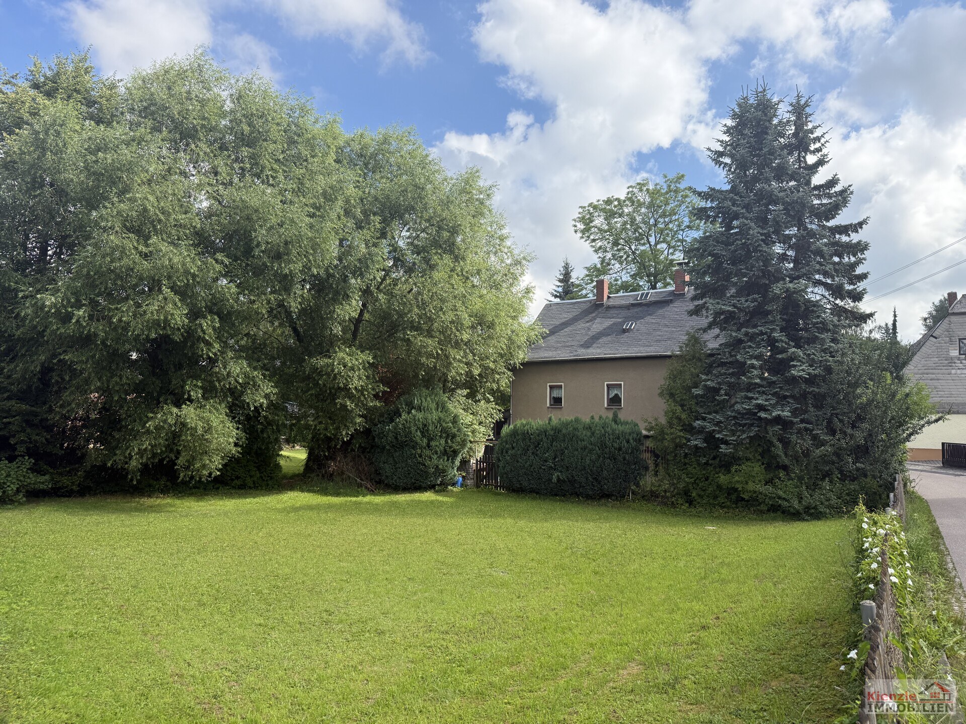 Kleines Einfamilienhaus mit Nebengebäude – Ideal für handwerklich Begabte