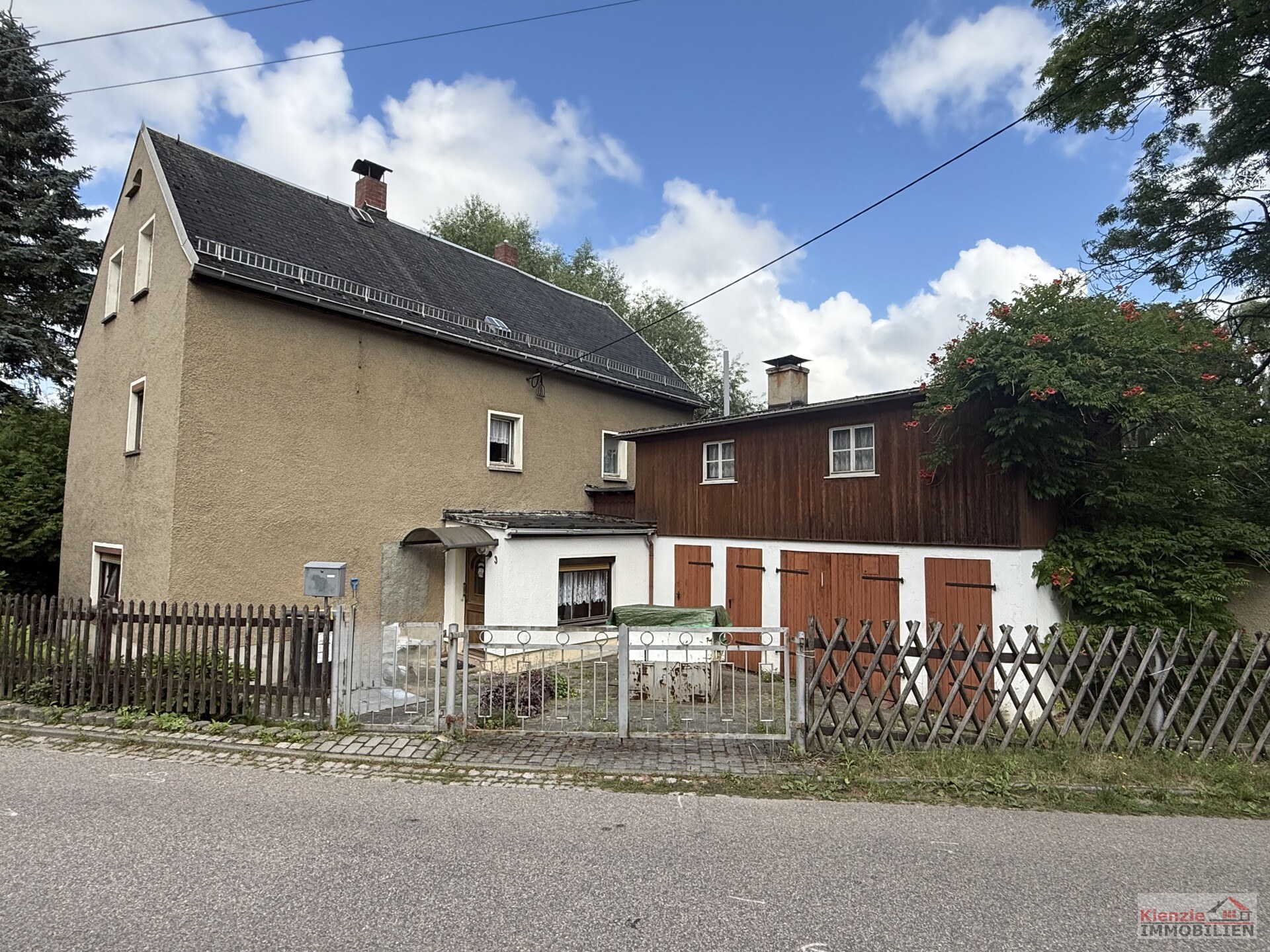 Kleines Einfamilienhaus mit Nebengebäude – Ideal für handwerklich Begabte
