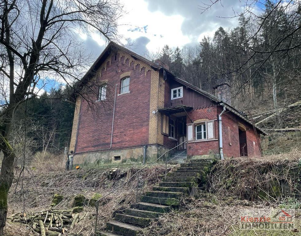 Ehemaliges Bahnwärterhäuschen am Elbradweg mit Blick in die Sächsische Schweiz