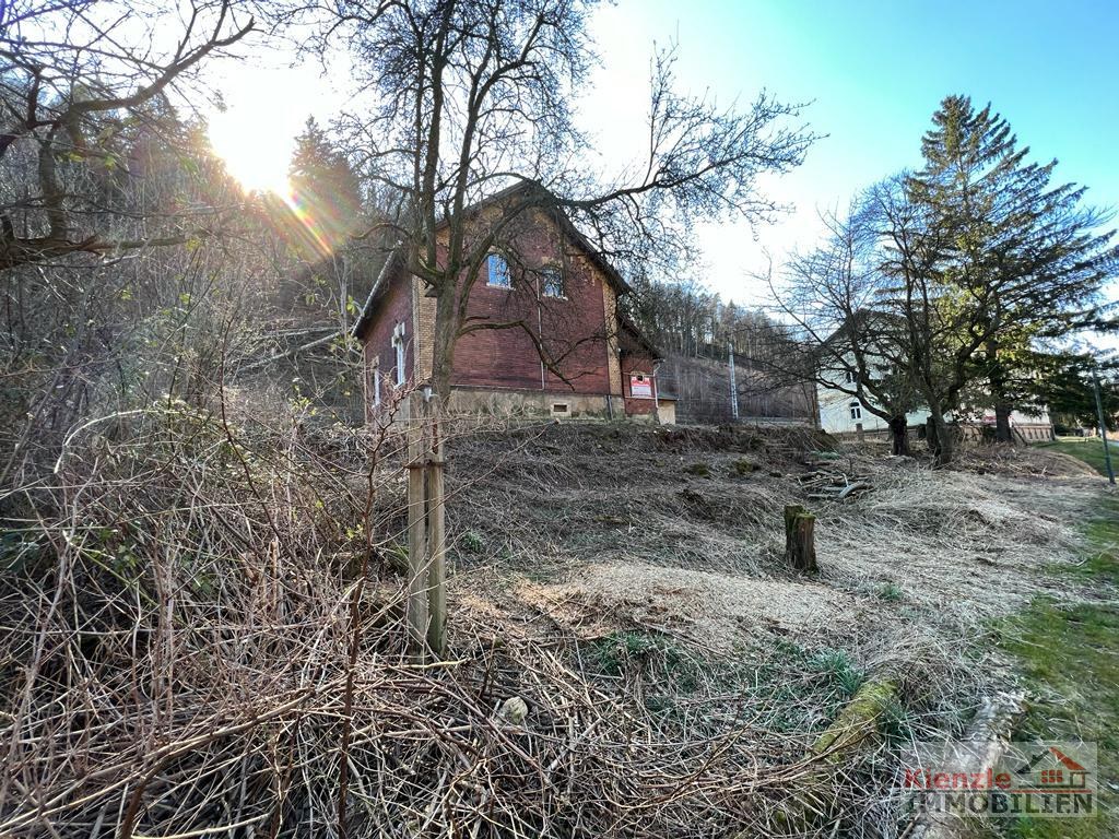 Ehemaliges Bahnwärterhäuschen am Elbradweg mit Blick in die Sächsische Schweiz