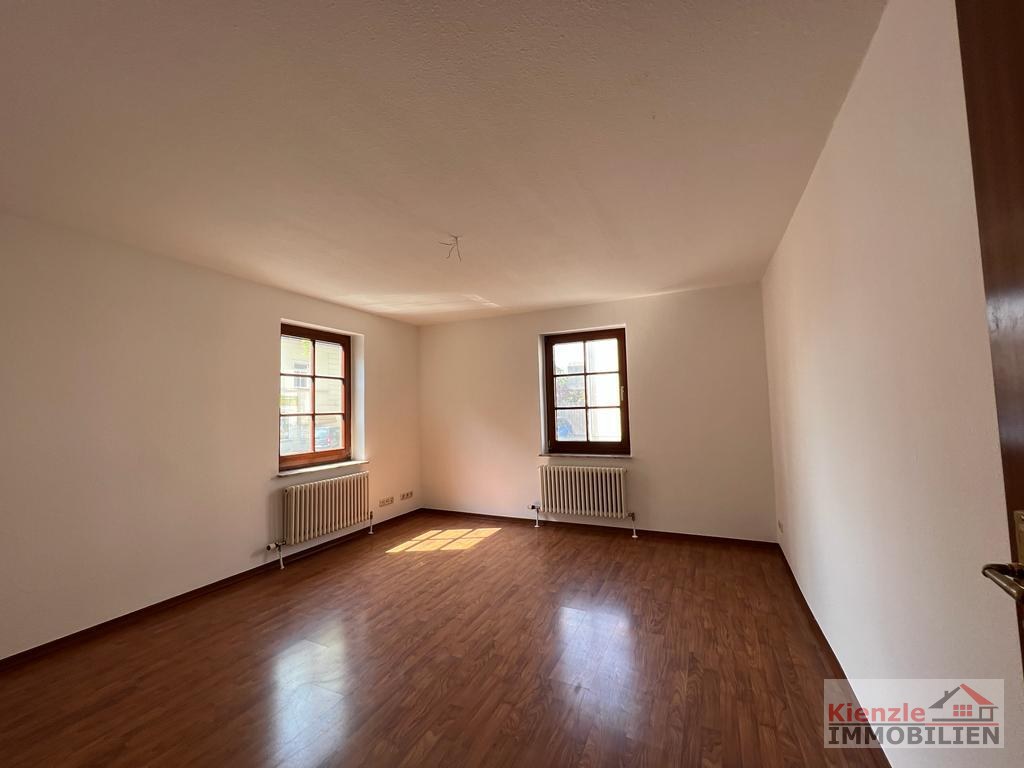 Kleines Mehrfamilienhaus plus Baugrundstück in Weinböhla!