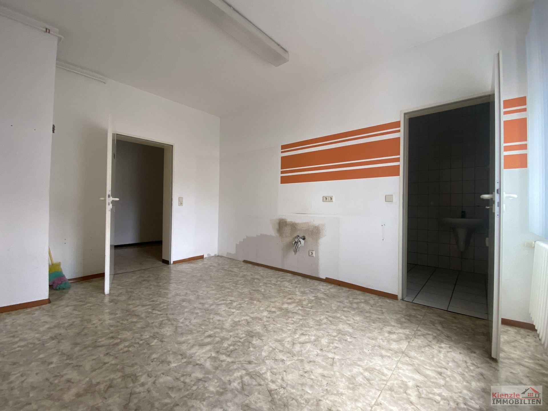 ** Ideal für Physiotherapie oder Arztpraxis ** Geschäftshaus in Rückersdorf