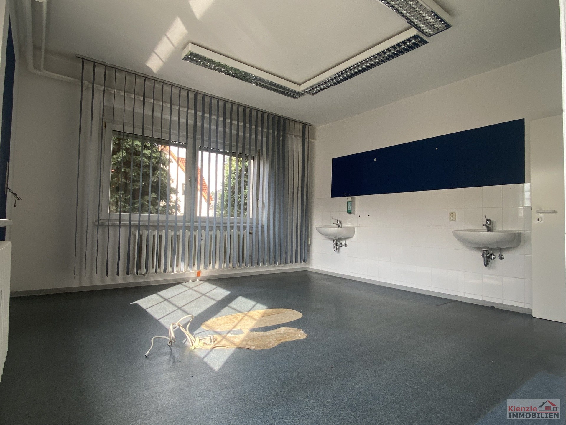 ** Ideal für Physiotherapie oder Arztpraxis ** Geschäftshaus in Rückersdorf