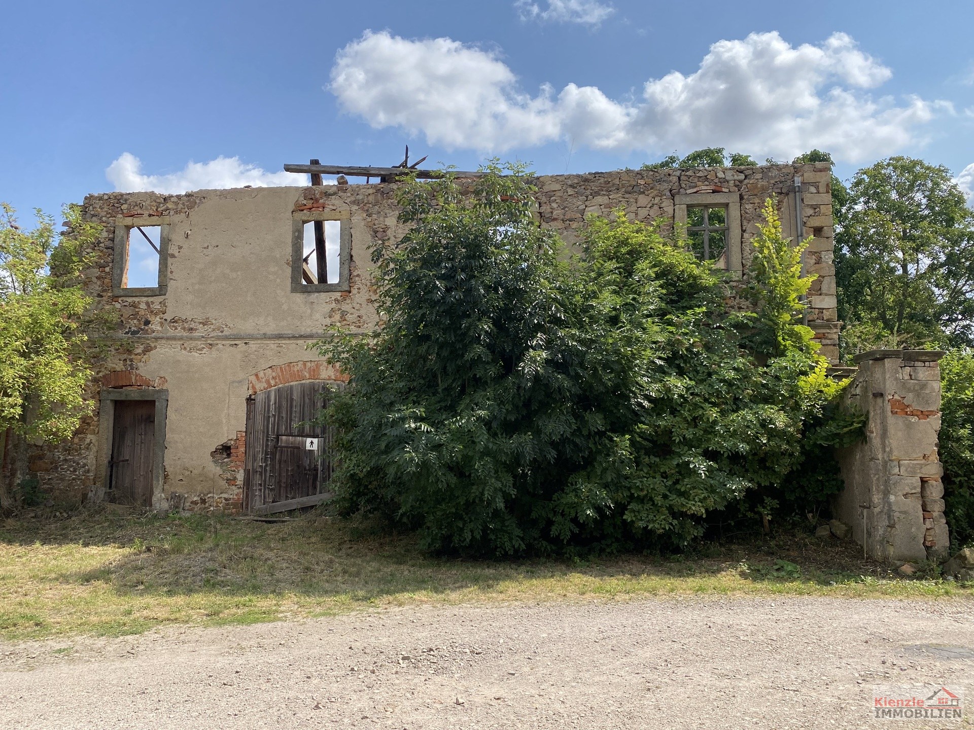 "Ländliche Ruhe in Wuhnitz bei Lommatzsch" - Teilweise vermietetes Mehrfamilienhaus mit Sanierungspotenzial
