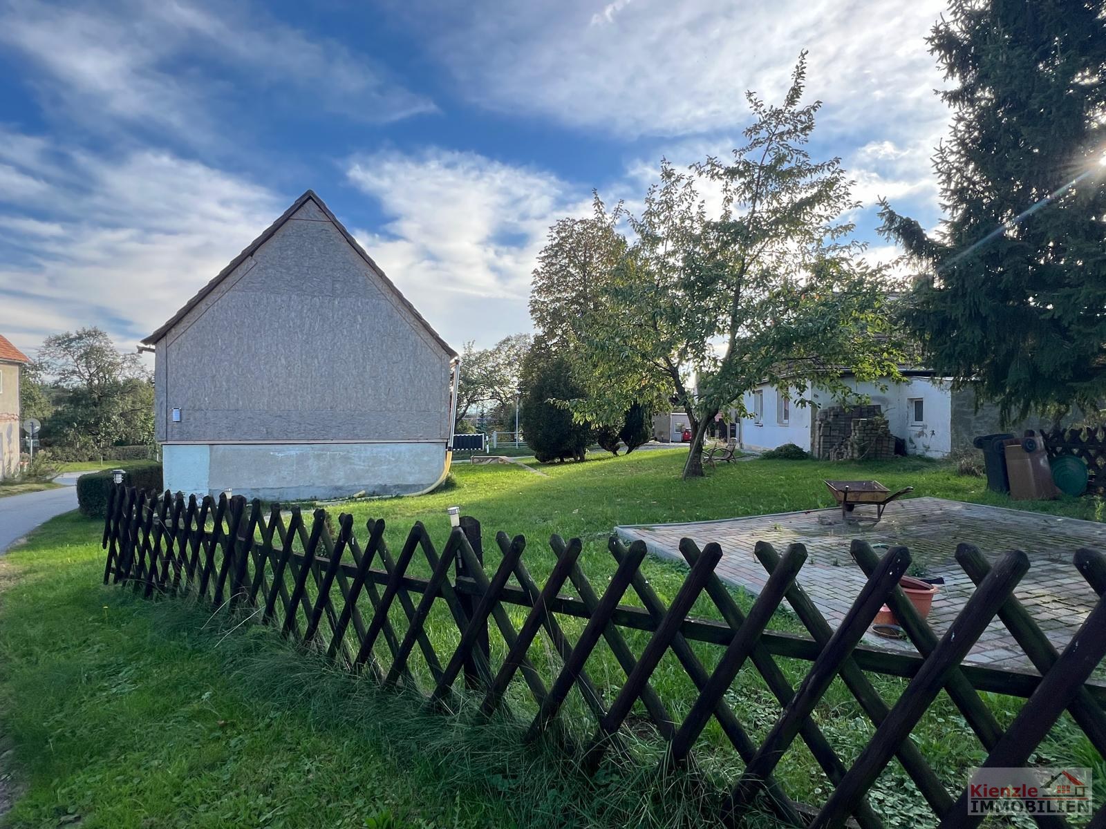 Teilsaniertes Einfamilienhaus mit Charme auf keinem Grundstück