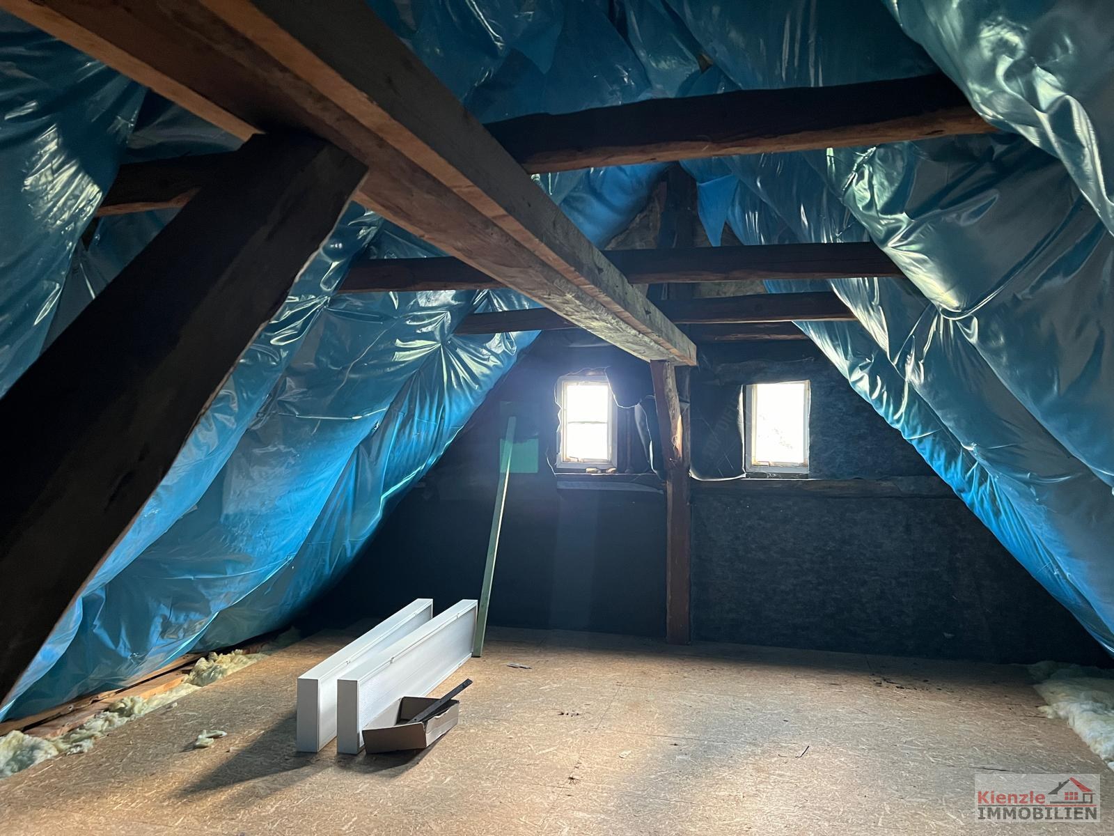 Teilsaniertes Einfamilienhaus mit Charme auf keinem Grundstück