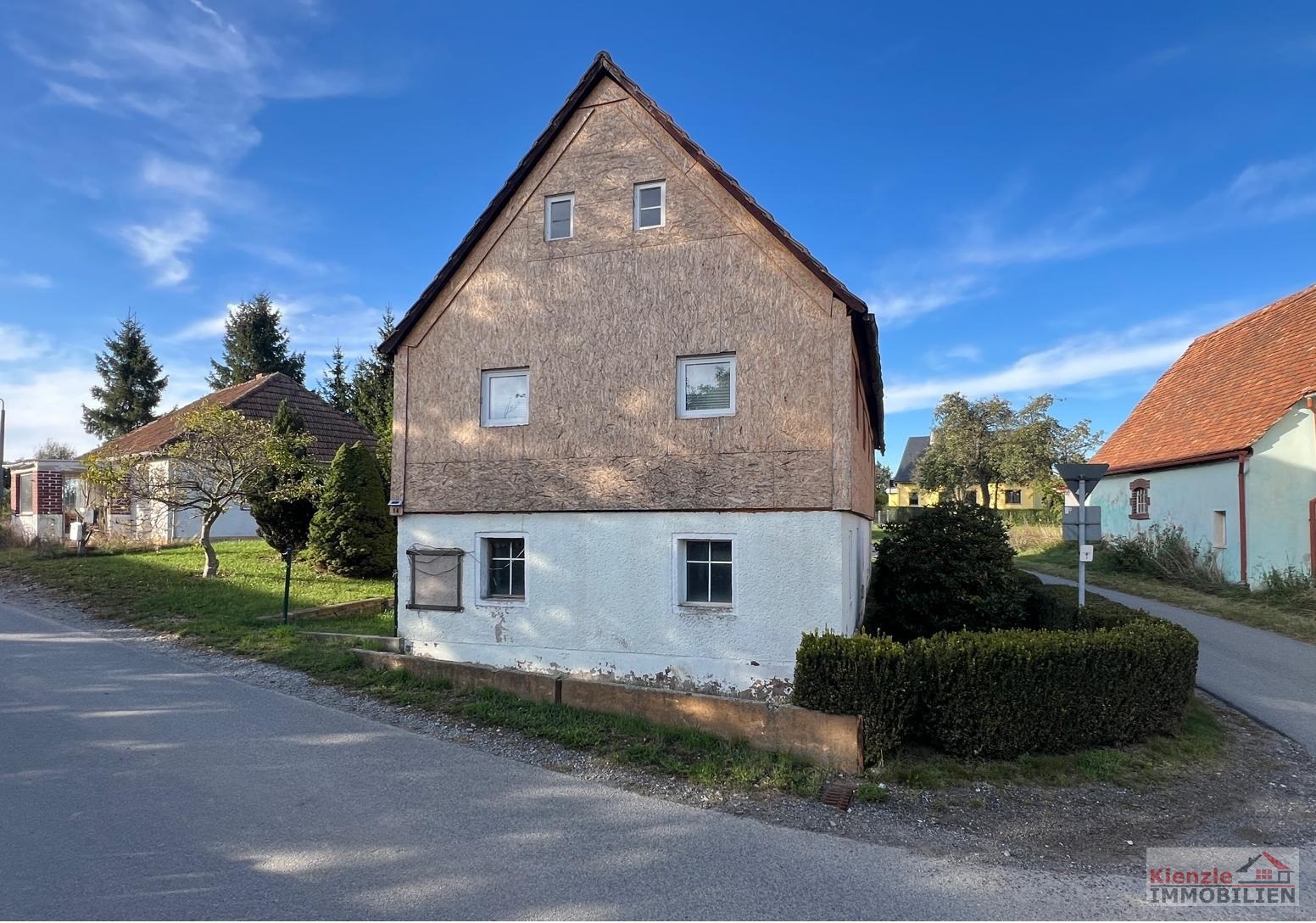 Teilsaniertes Einfamilienhaus mit Charme auf keinem Grundstück