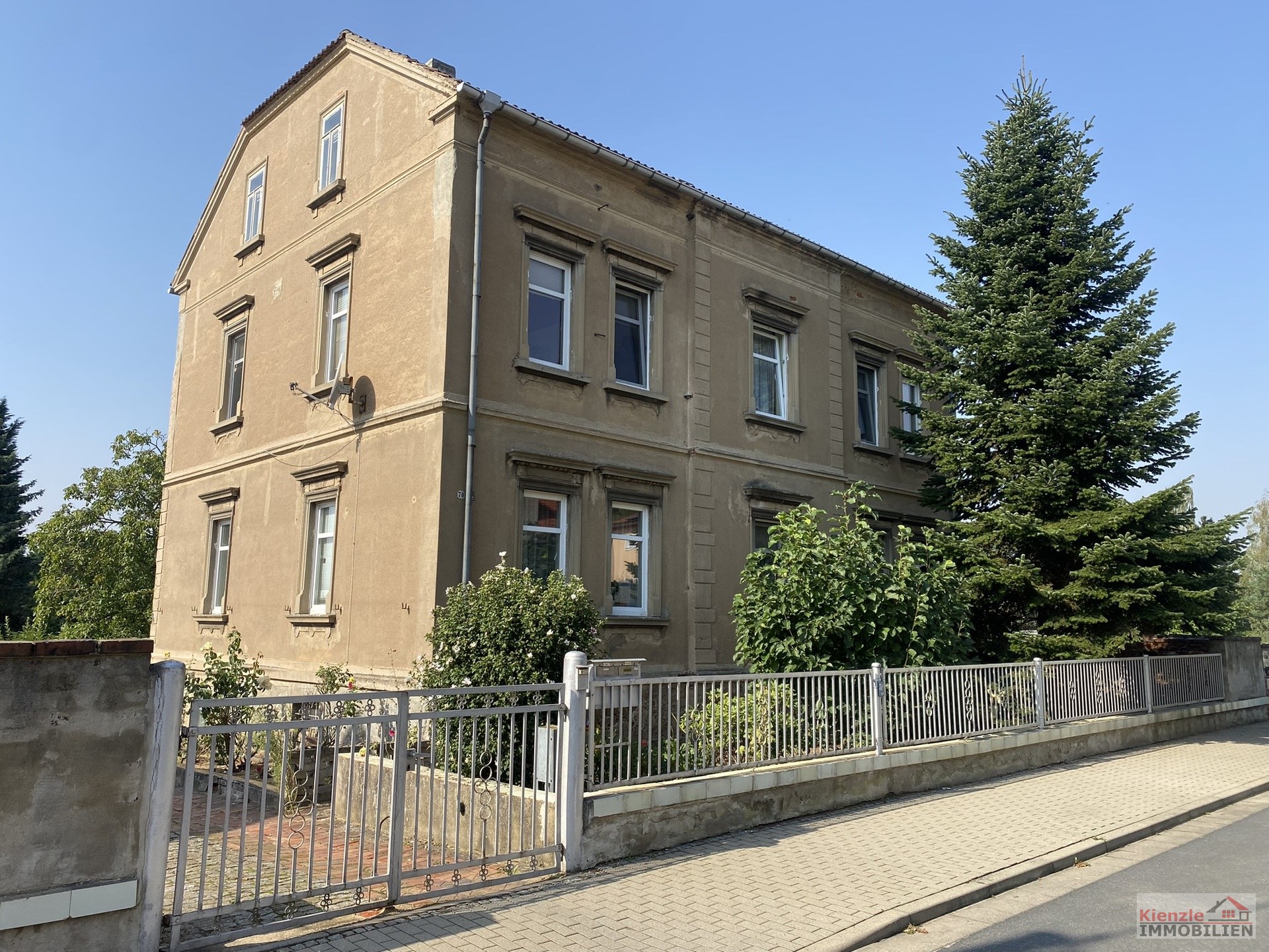 Großzügiges Wohnhaus mit Entwicklungspotenzial auf ca. 2.420 m² Grundstück in Weinböhla