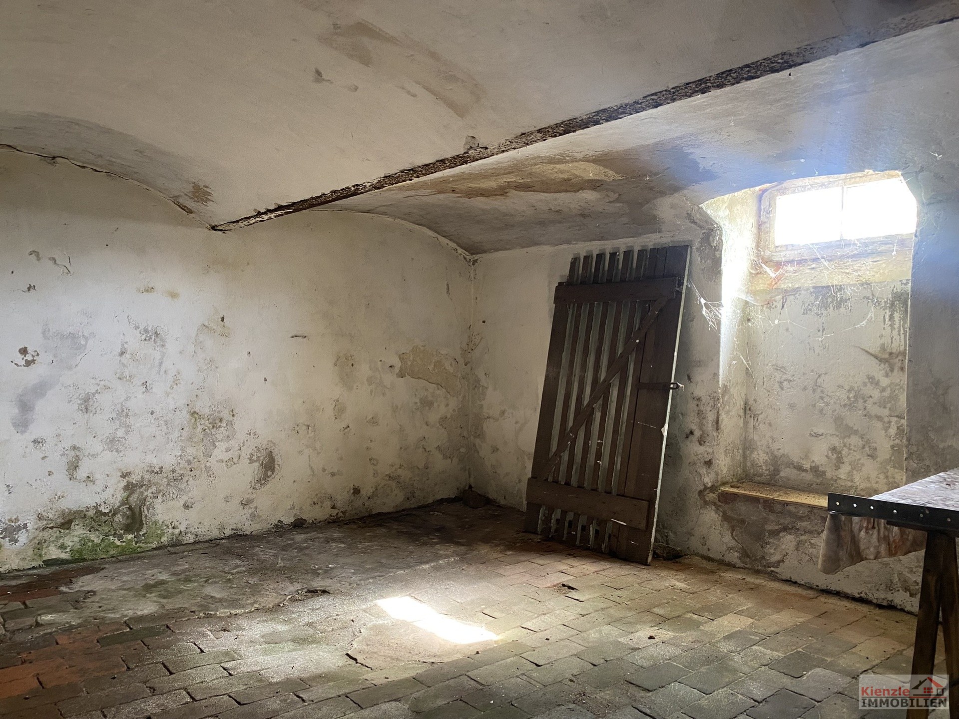 Großzügiges Wohnhaus mit Entwicklungspotenzial auf ca. 2.420 m² Grundstück in Weinböhla