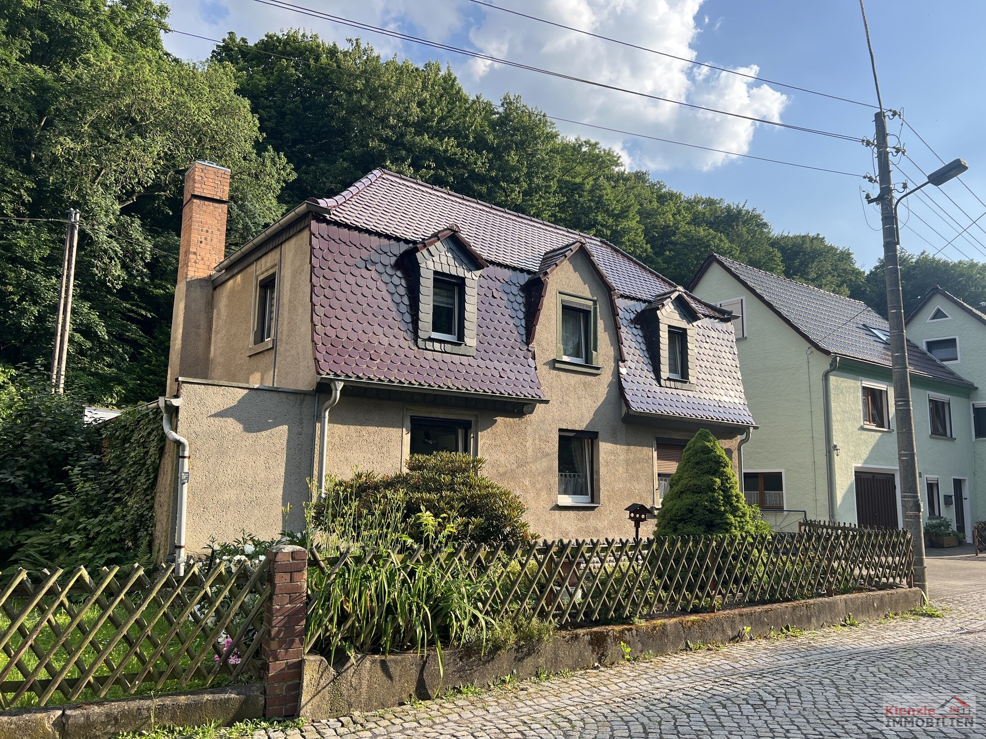 Einfamilienhaus mit Garage, Nebengebäuden und überdachter Terrasse
