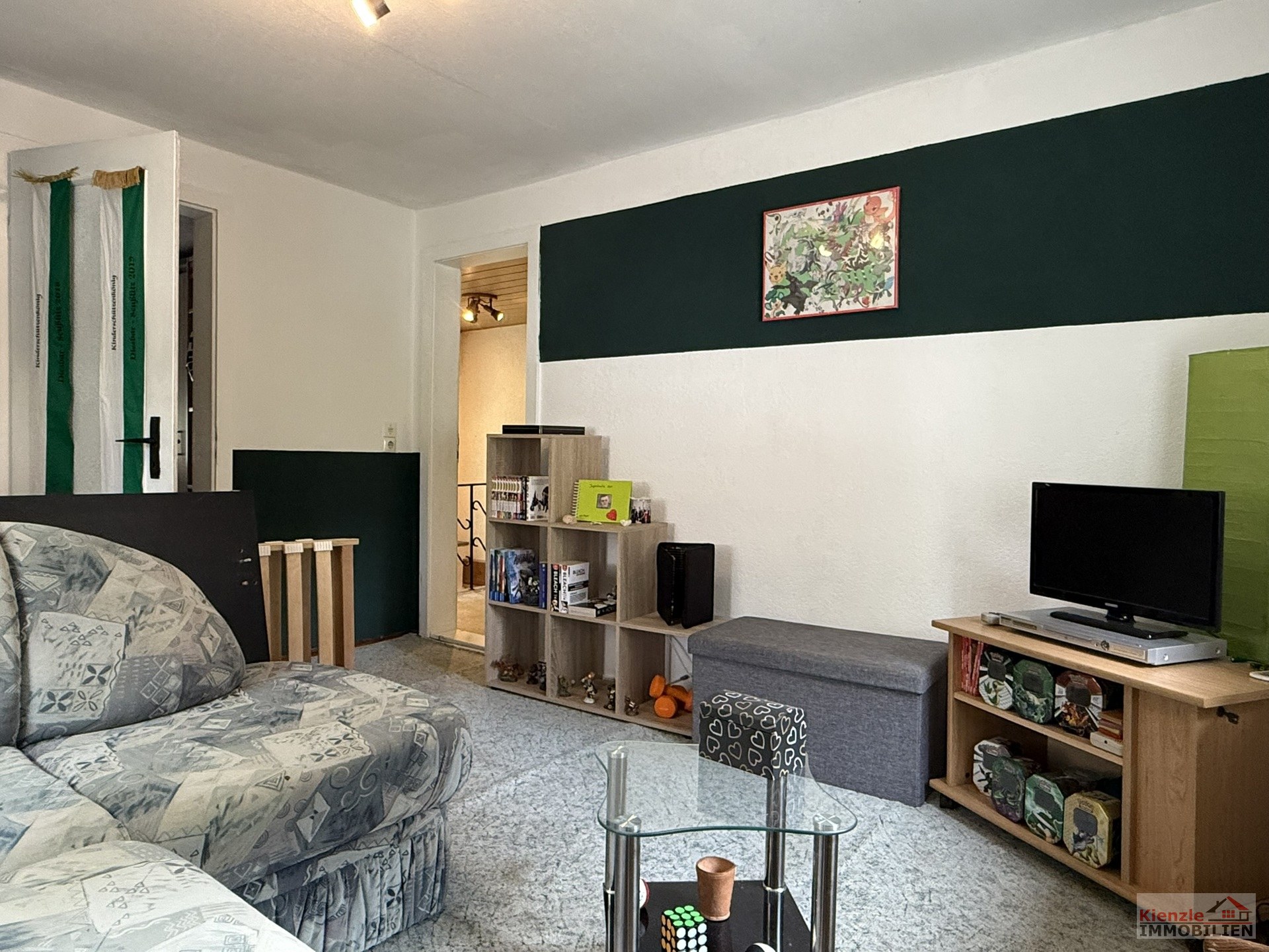 Einfamilienhaus mit Garage, Nebengebäuden und überdachter Terrasse