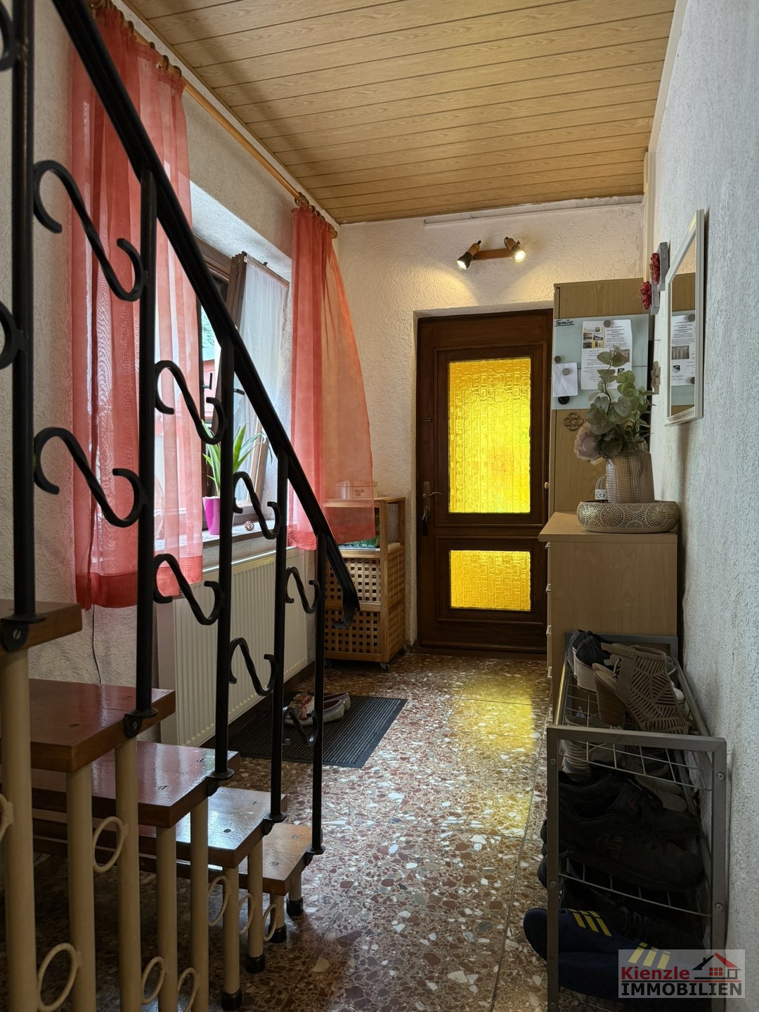 Einfamilienhaus mit Garage, Nebengebäuden und überdachter Terrasse