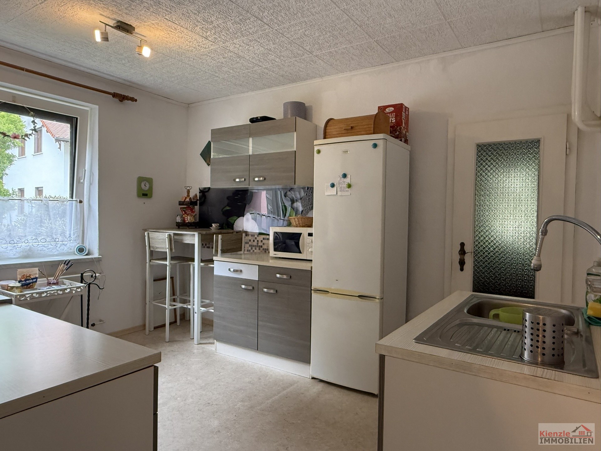 Einfamilienhaus mit Garage, Nebengebäuden und überdachter Terrasse