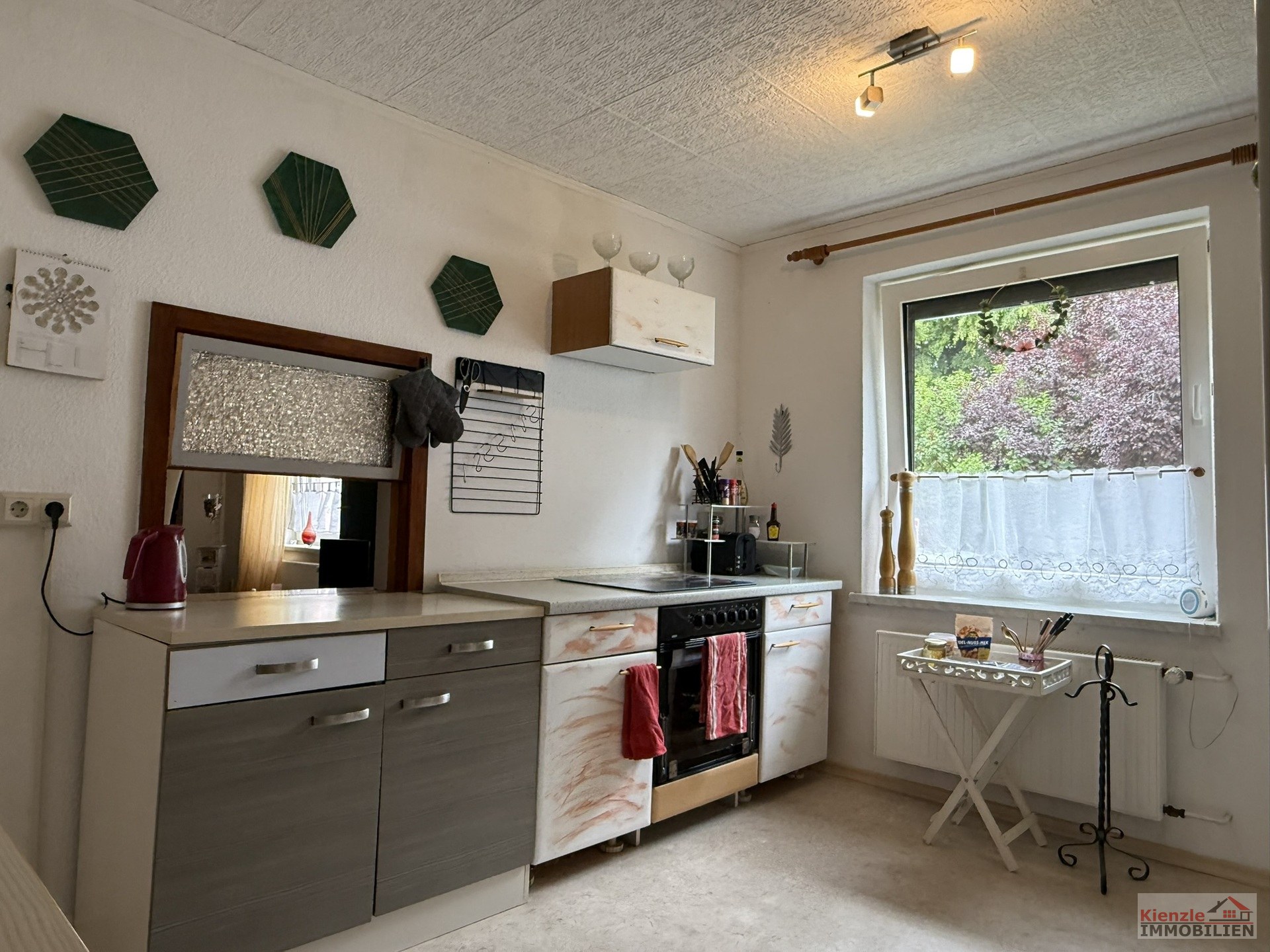 Einfamilienhaus mit Garage, Nebengebäuden und überdachter Terrasse