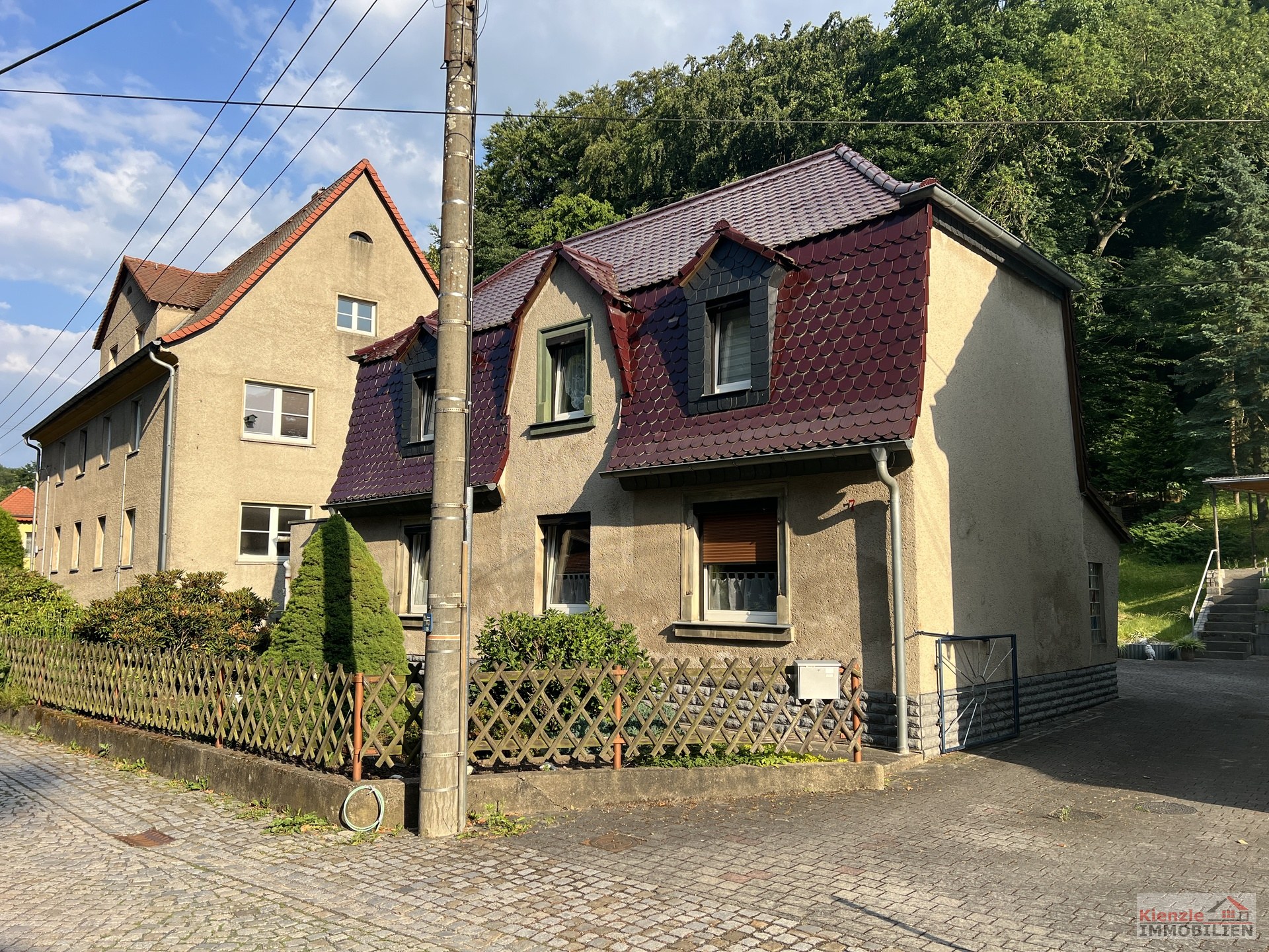 Einfamilienhaus mit Garage, Nebengebäuden und überdachter Terrasse
