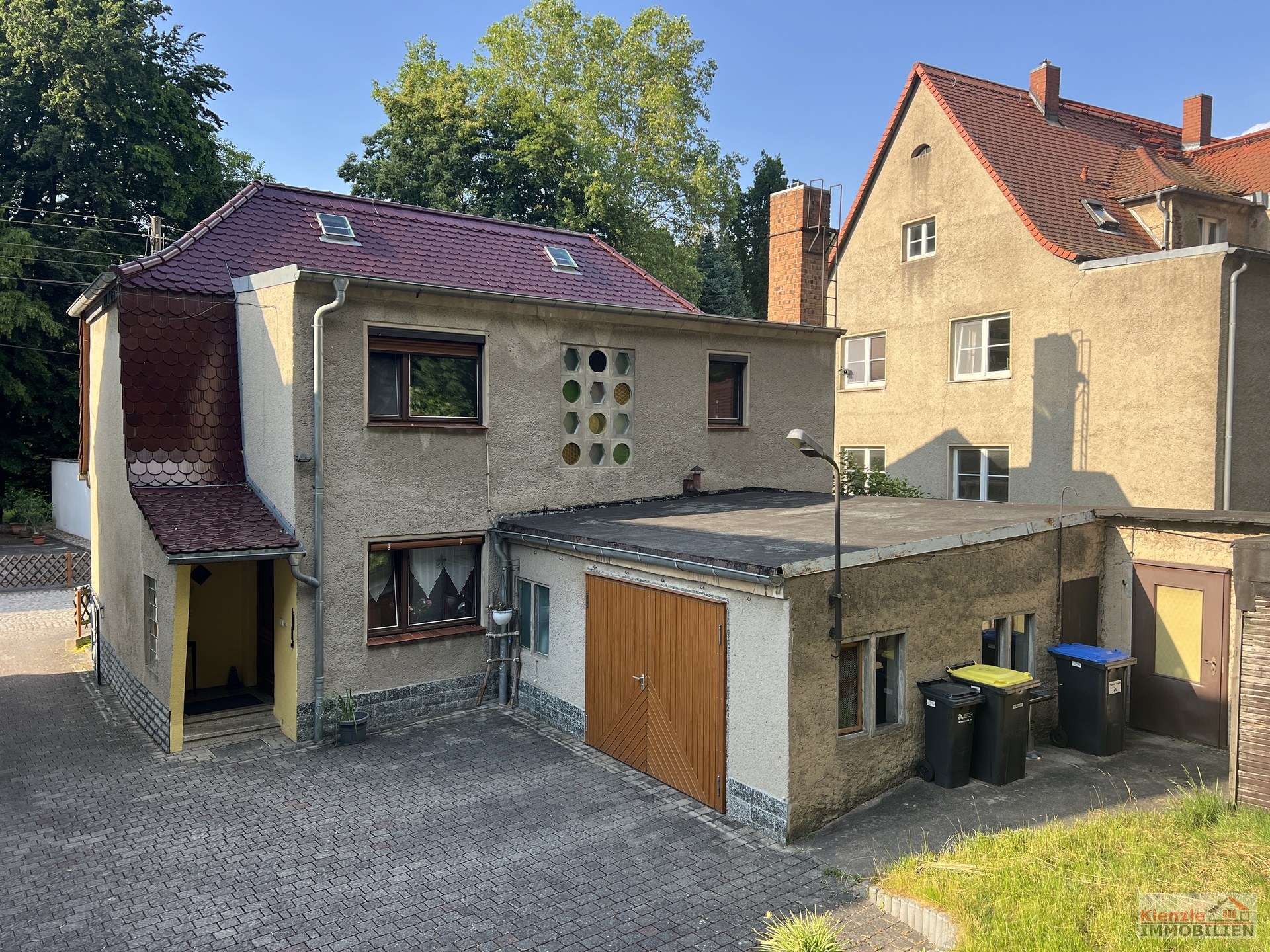 Einfamilienhaus mit Garage, Nebengebäuden und überdachter Terrasse