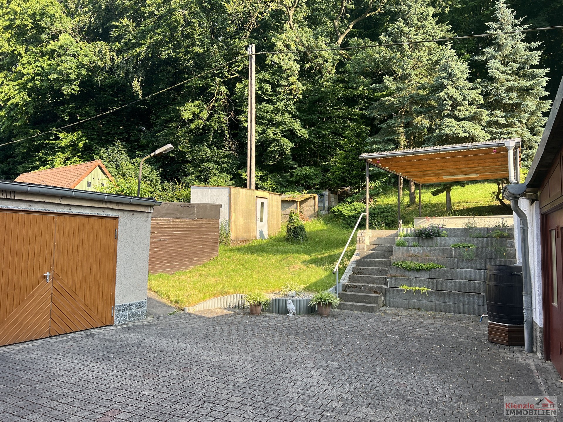 Einfamilienhaus mit Garage, Nebengebäuden und überdachter Terrasse