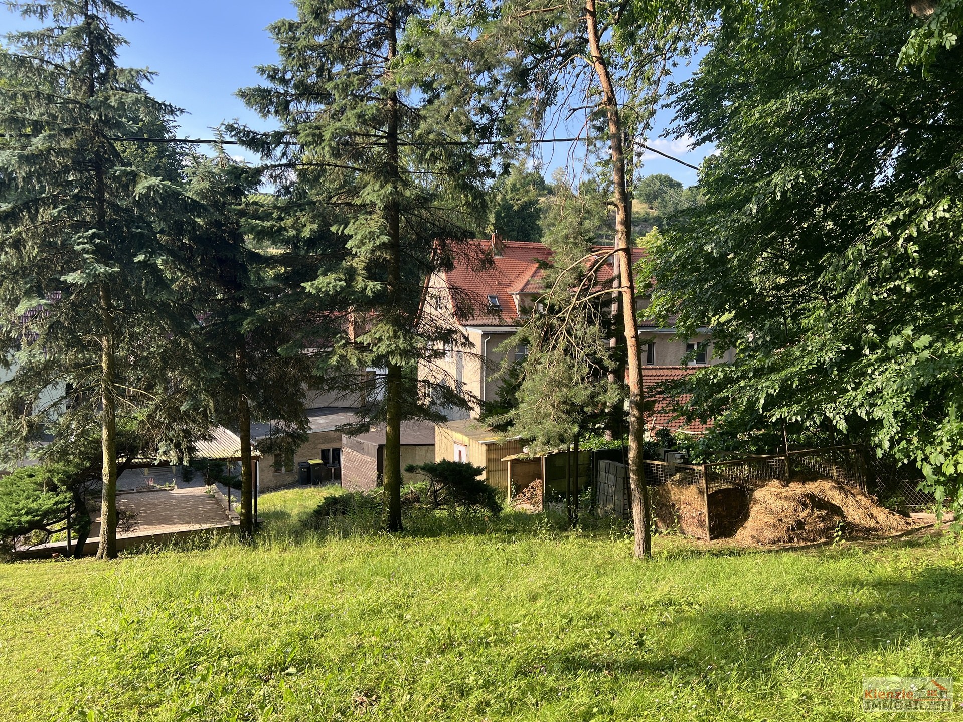 Einfamilienhaus mit Garage, Nebengebäuden und überdachter Terrasse