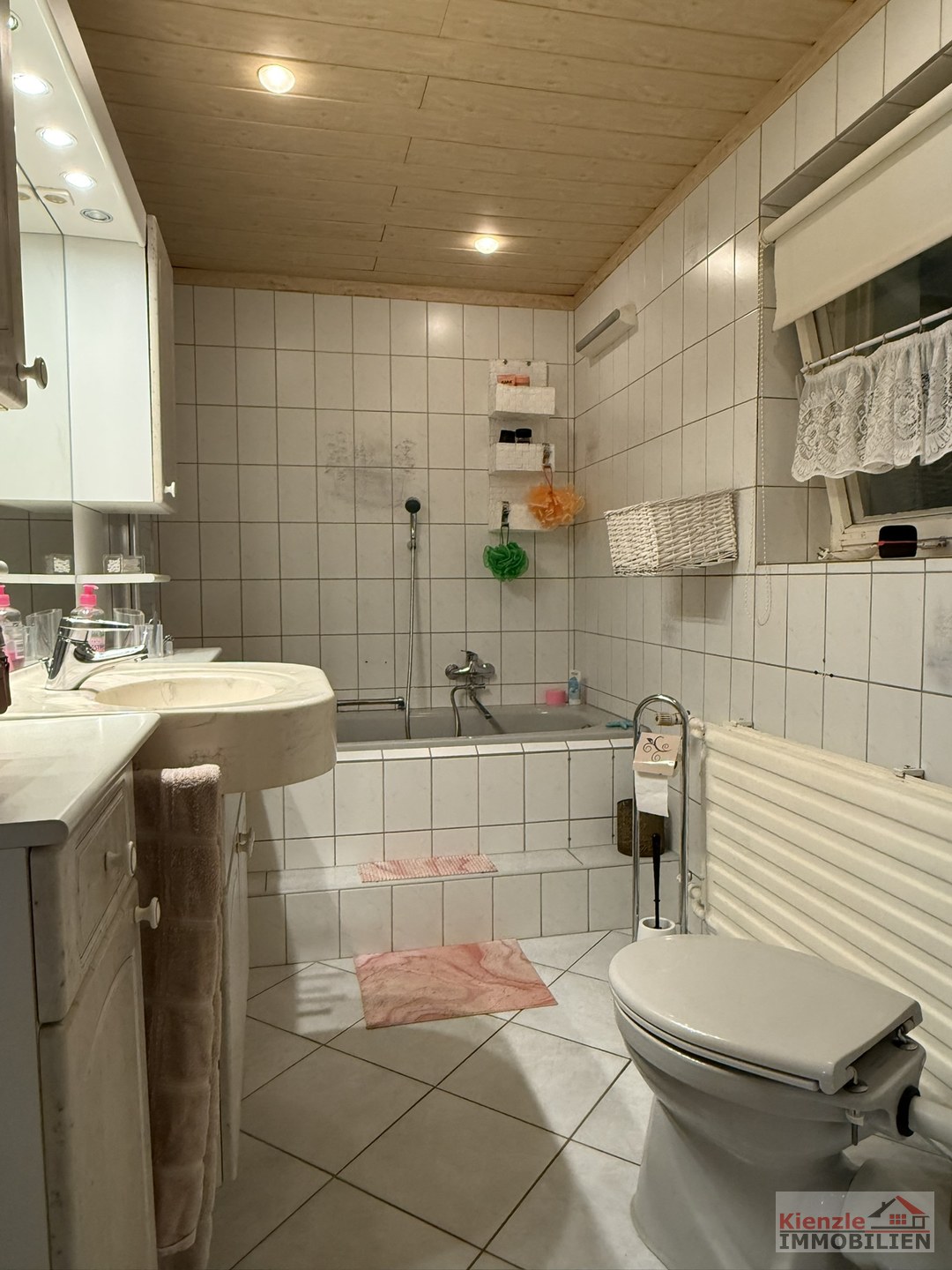 Einfamilienhaus mit Garage, Nebengebäuden und überdachter Terrasse