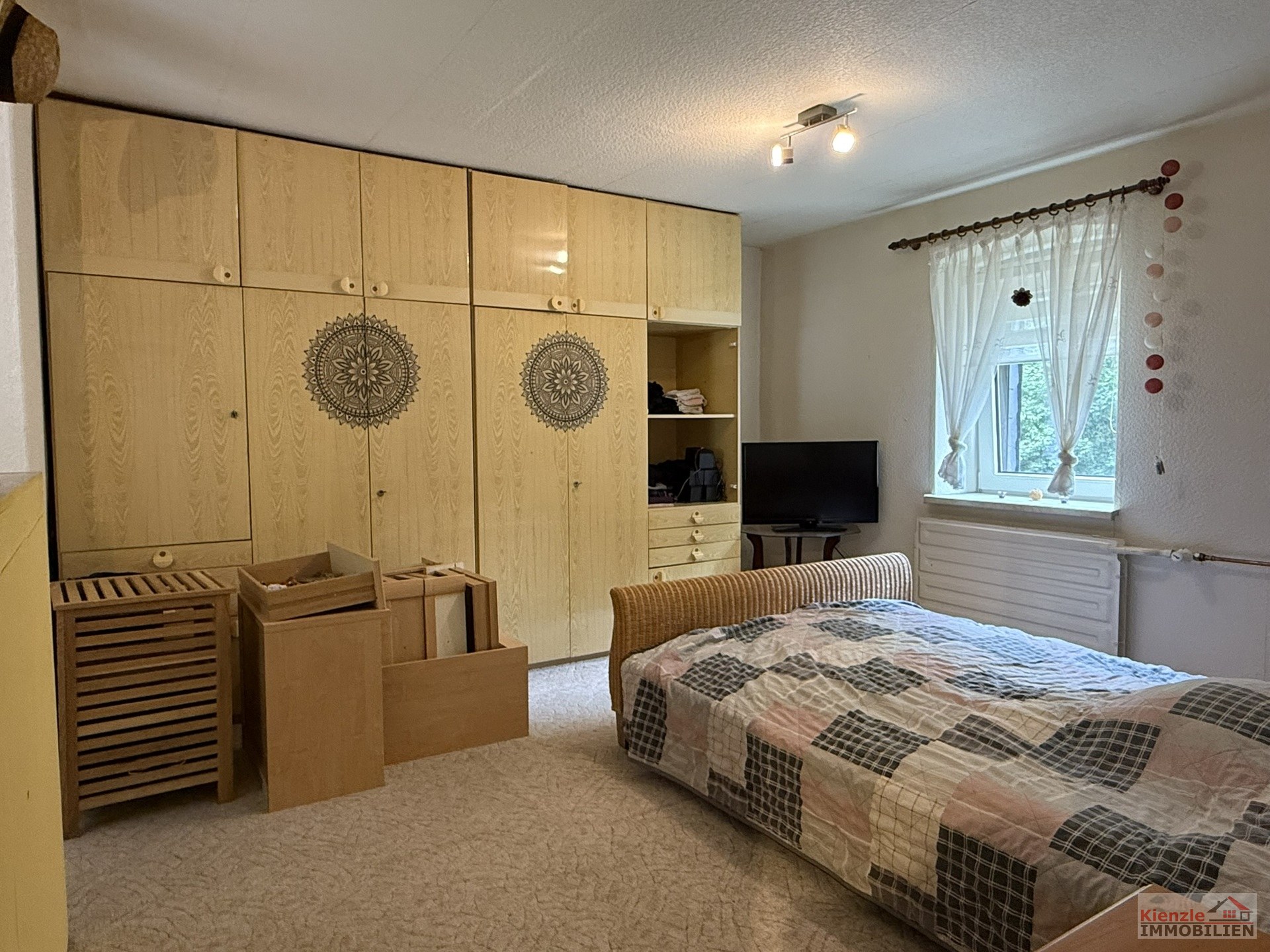 Einfamilienhaus mit Garage, Nebengebäuden und überdachter Terrasse