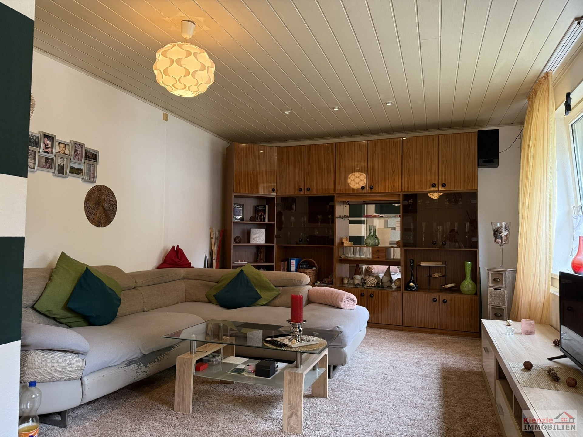 Einfamilienhaus mit Garage, Nebengebäuden und überdachter Terrasse