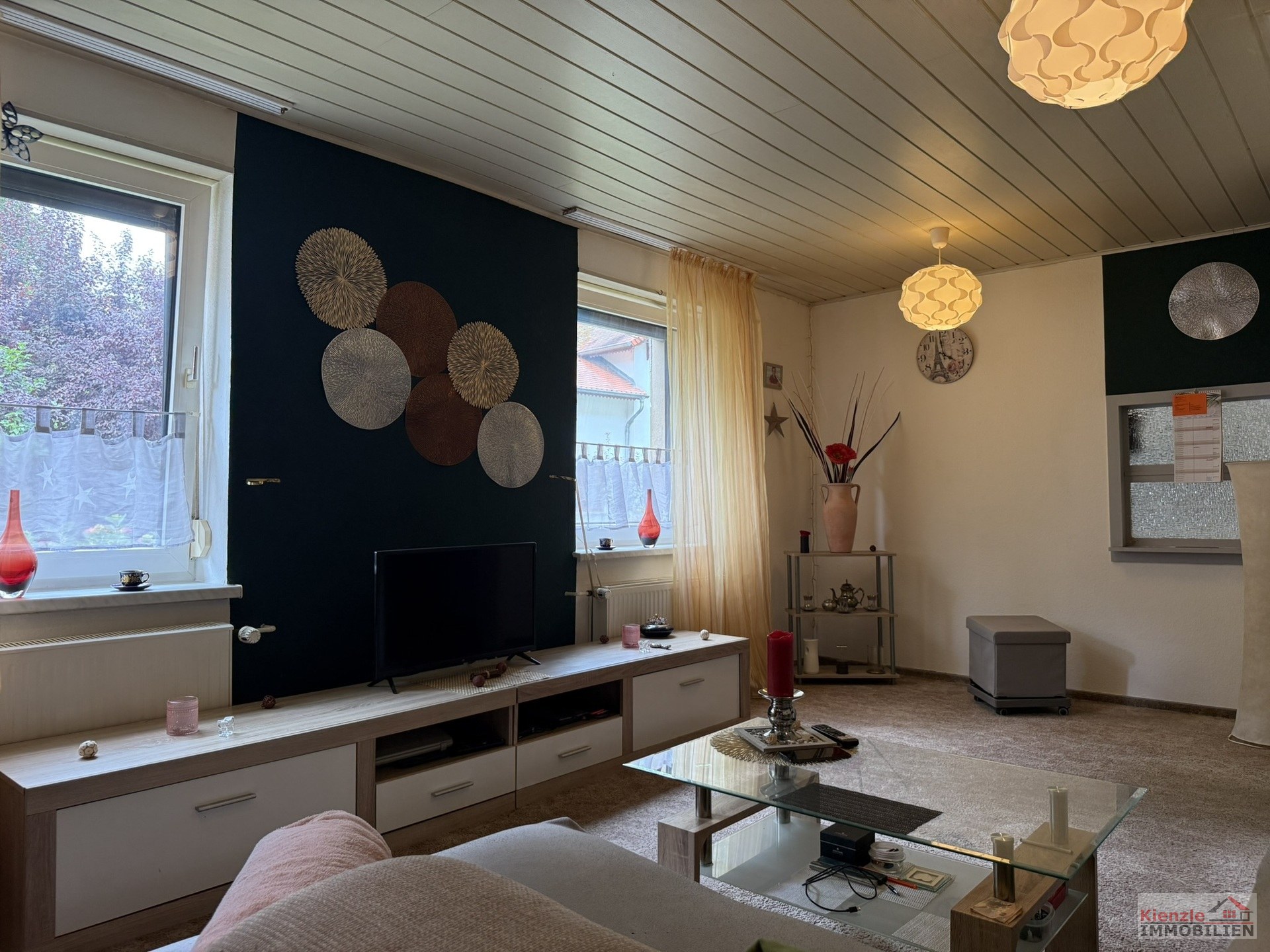 Einfamilienhaus mit Garage, Nebengebäuden und überdachter Terrasse