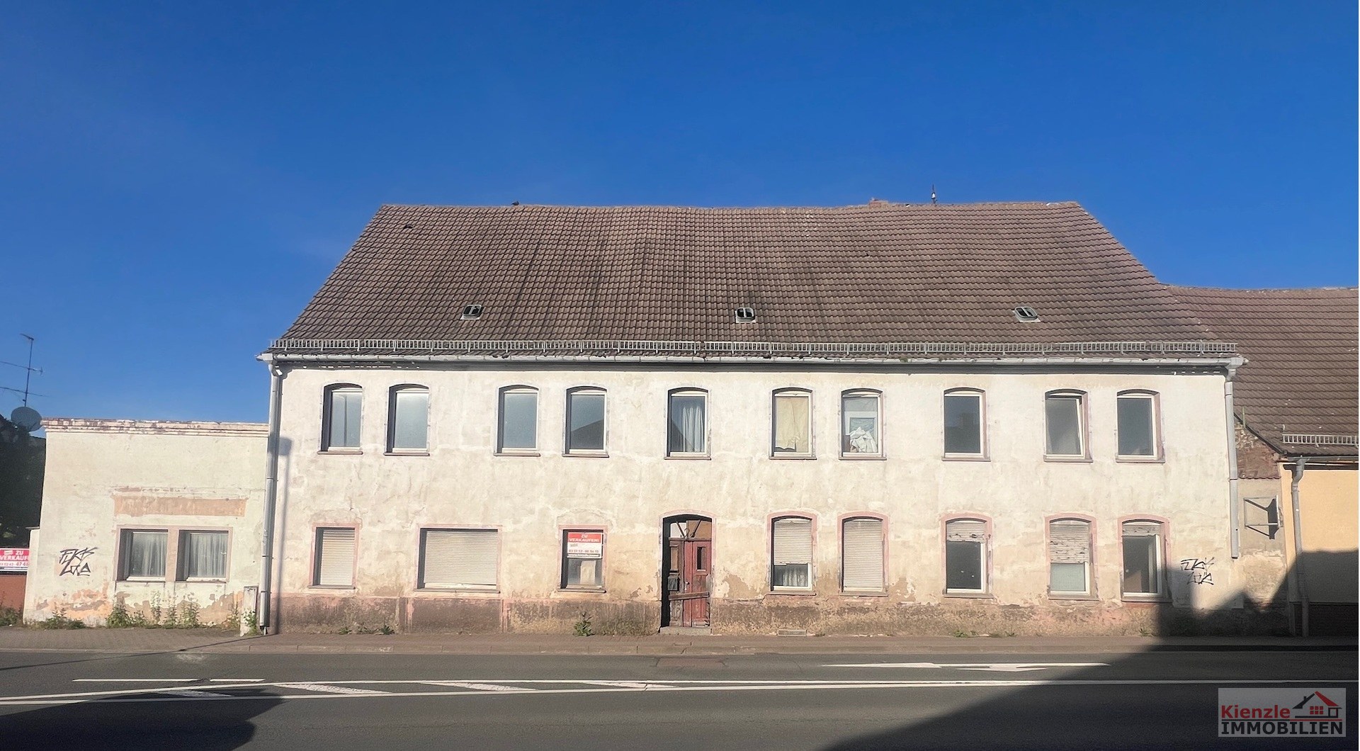 Sanierungsbedürftiges Mehrfamilienhaus mit Gewerbepotenzial in Könnern