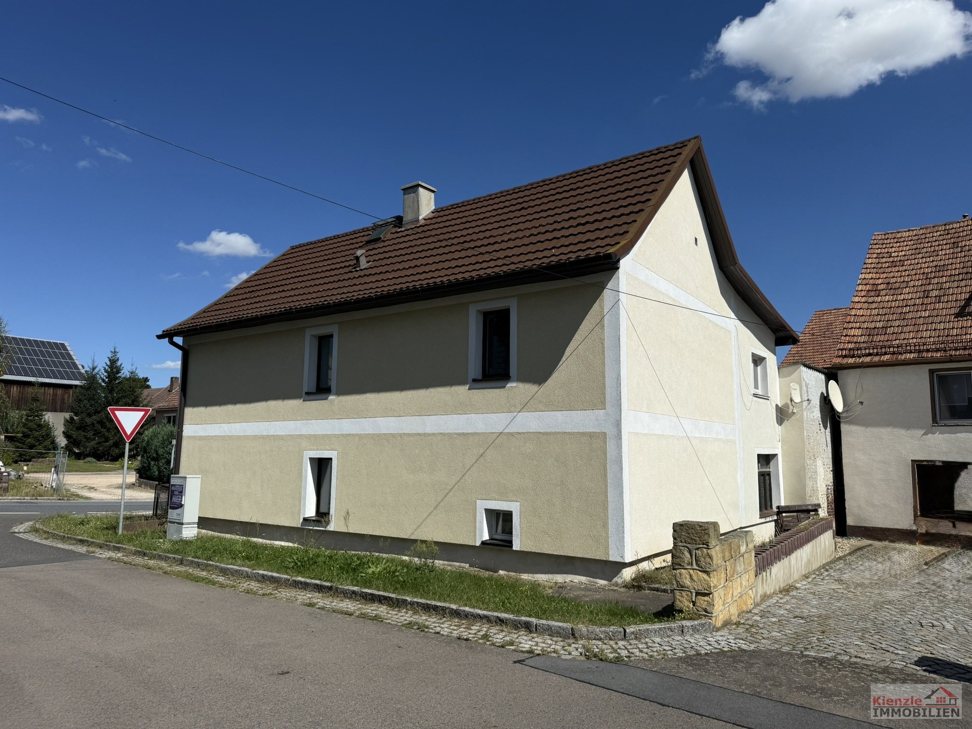 Einfamilienhaus mit Doppelgarage und Terrasse in Gävernitz – Sanierungsobjekt mit Potenzial
